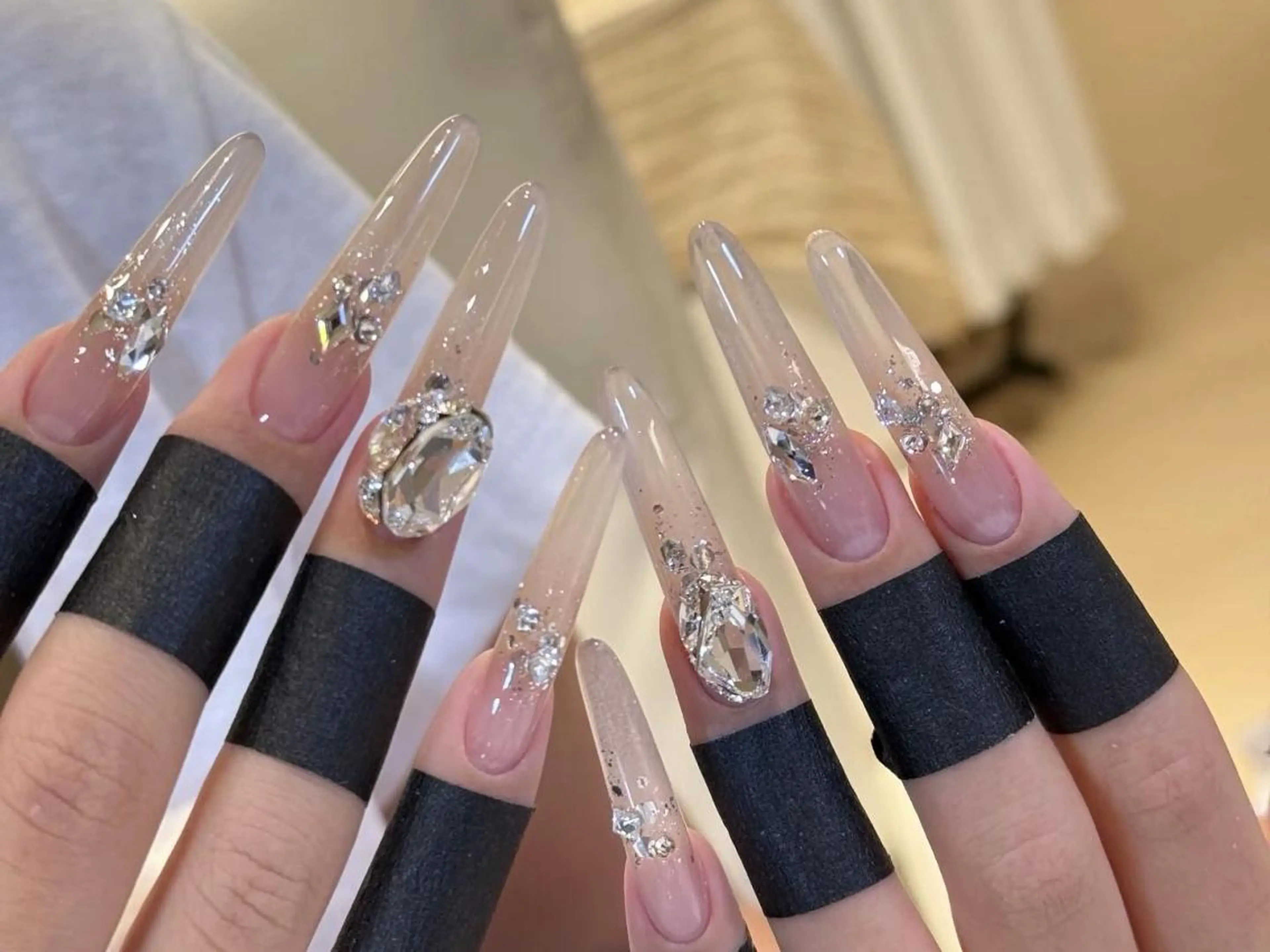 ネイル ゴージャス グラデーション ホログラムネイル ロングネイル ストーンネイル ハンドネイル ハンドケア Queenie 🦋のネイルデザイン