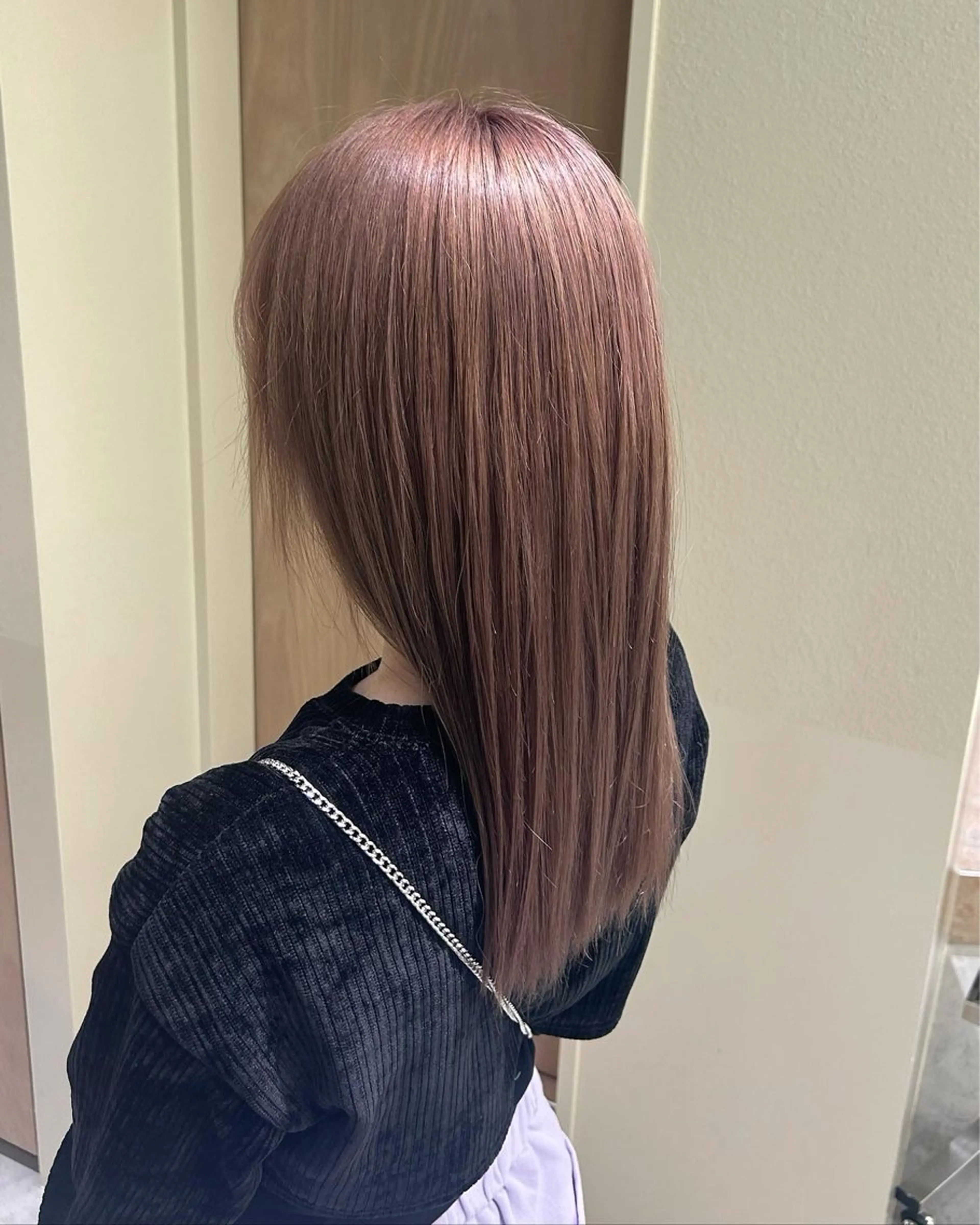 セミロング カラー ベージュカラー ラベンダーカラー 寺澤 花梨のヘアスタイル