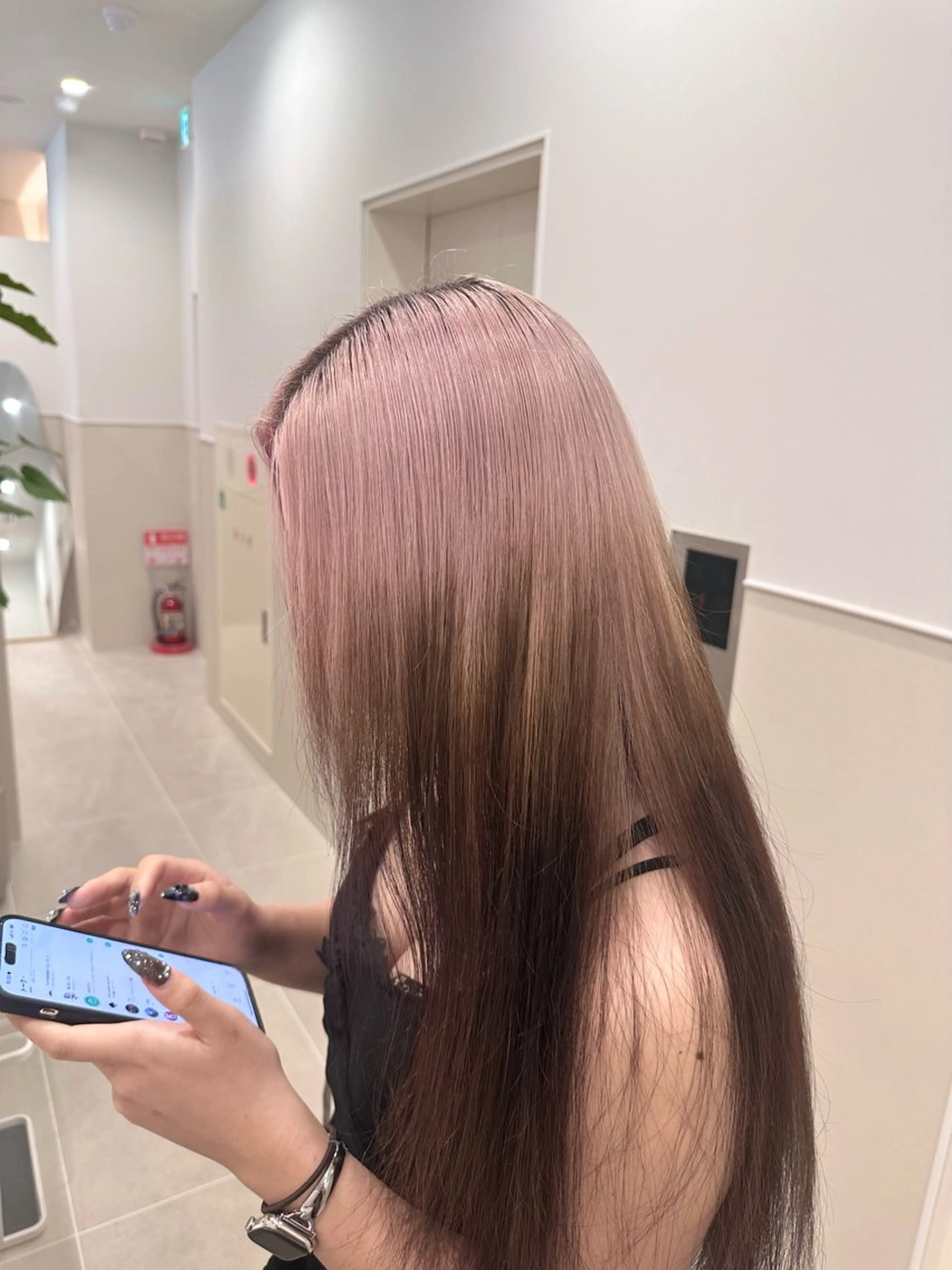 ロング カラー デザインカラー ピンクカラー ホワイトピンク ハイトーン/ 縮毛矯正のヘアスタイル