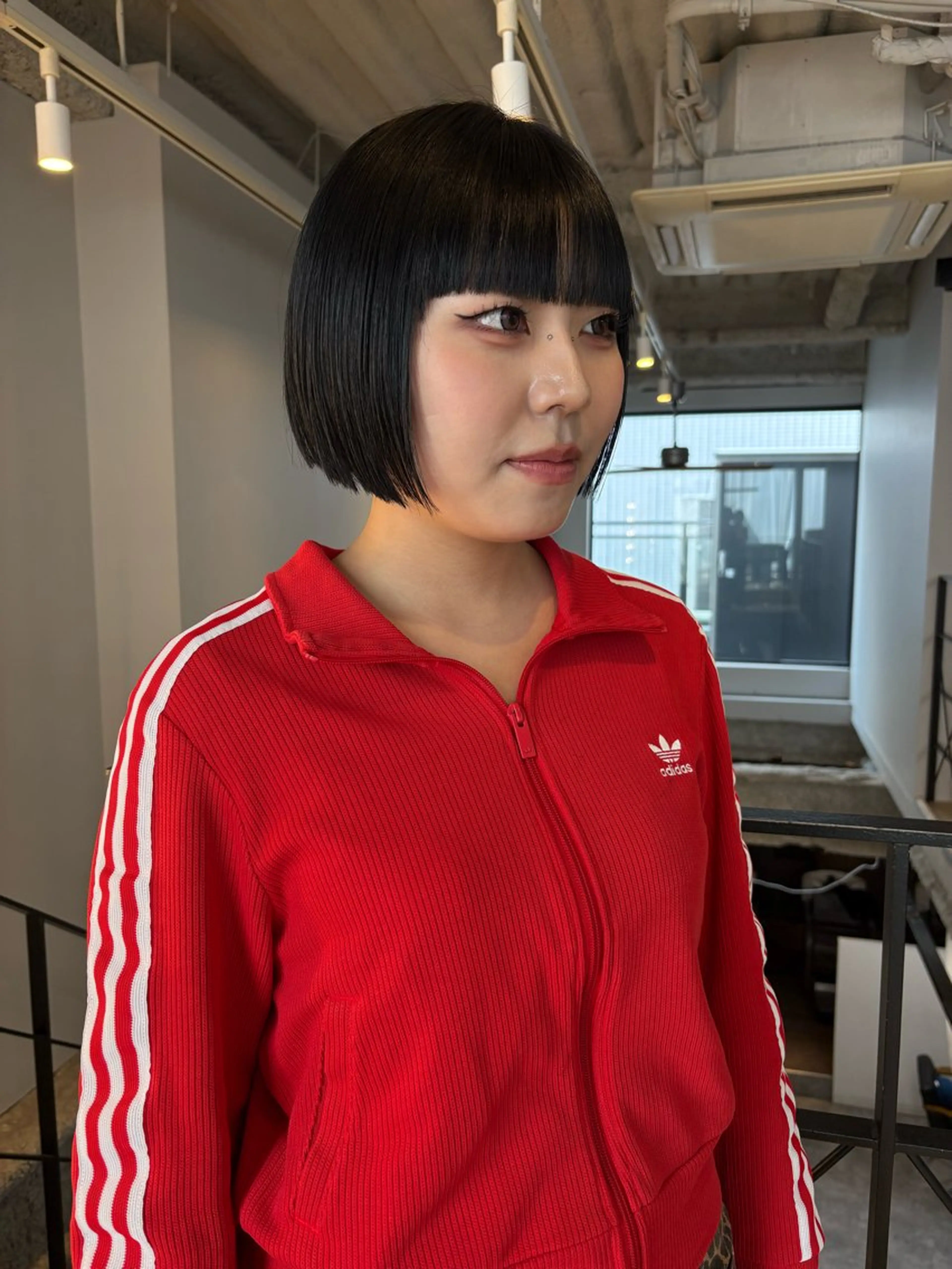 ショート レイヤーカット ワイドバング yuri/オリーブ/ 暖色カラー/レイヤーのヘアスタイル