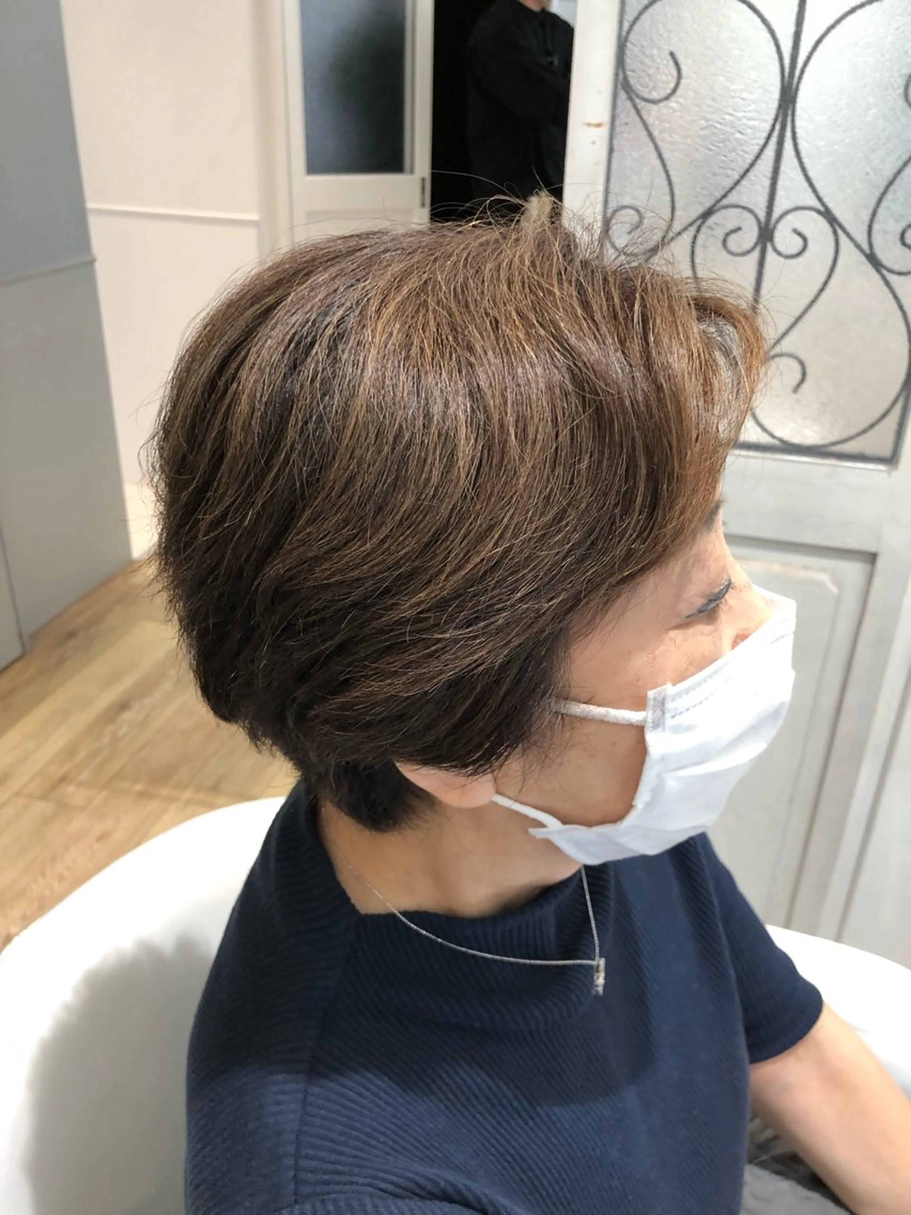 ショート ブリーチ無し白髪ぼか し/艶髪/津嘉山のヘアスタイル