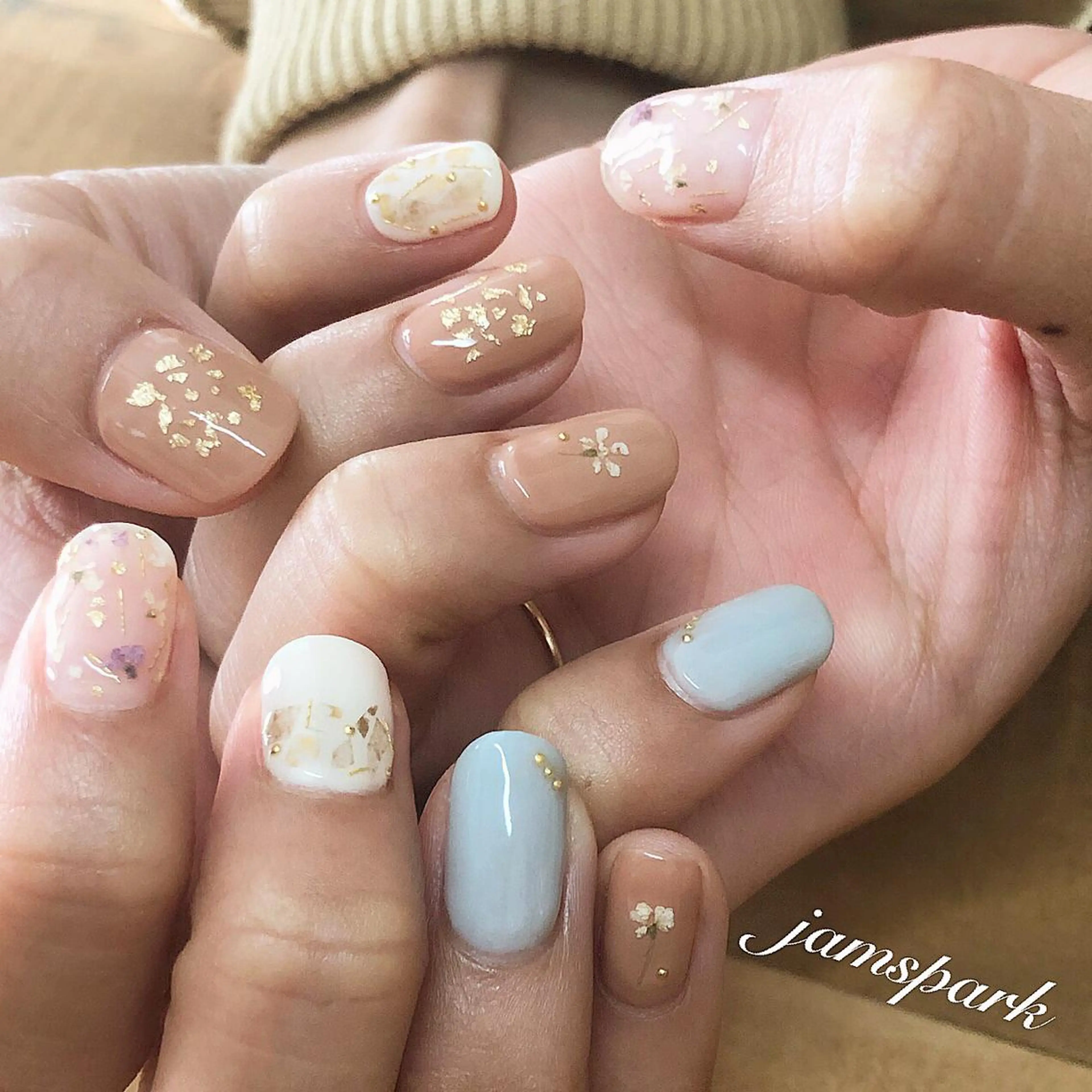 ネイル フラワーネイル ジェルネイル ホログラムネイル 水色 ニュアンスネイル ハンドネイル jamspark ✨のネイルデザイン