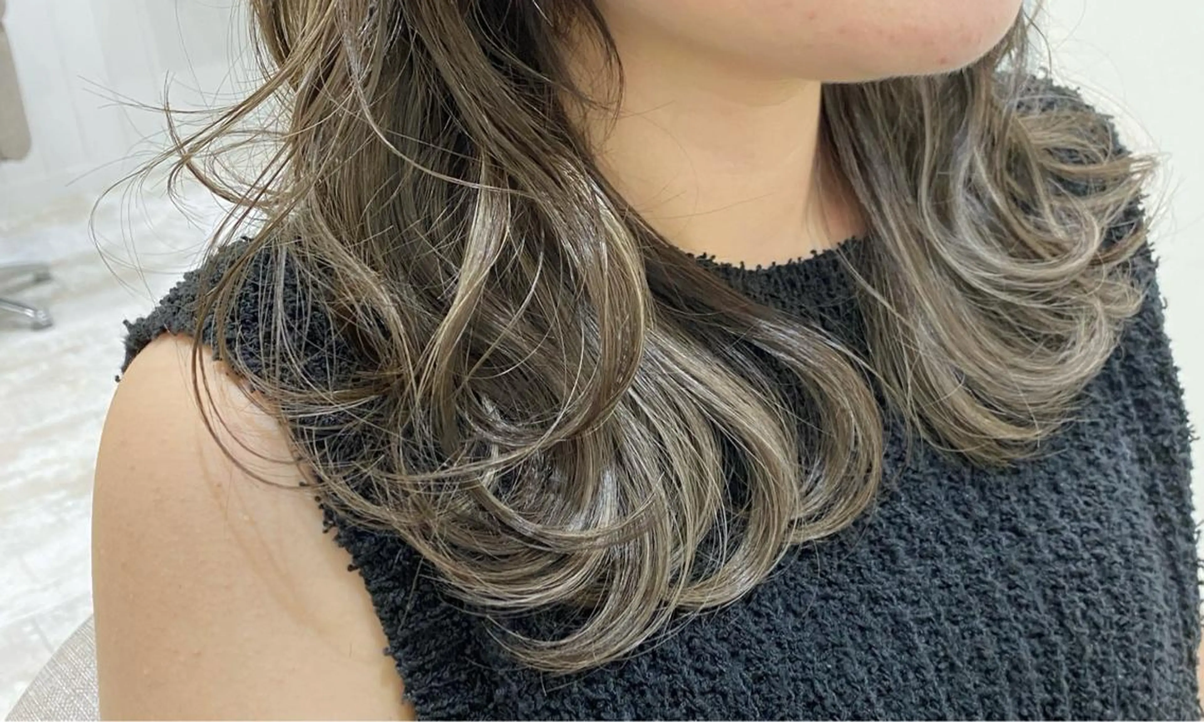 セミロング ヘアカラー ROI 【ロイ】のヘアスタイル