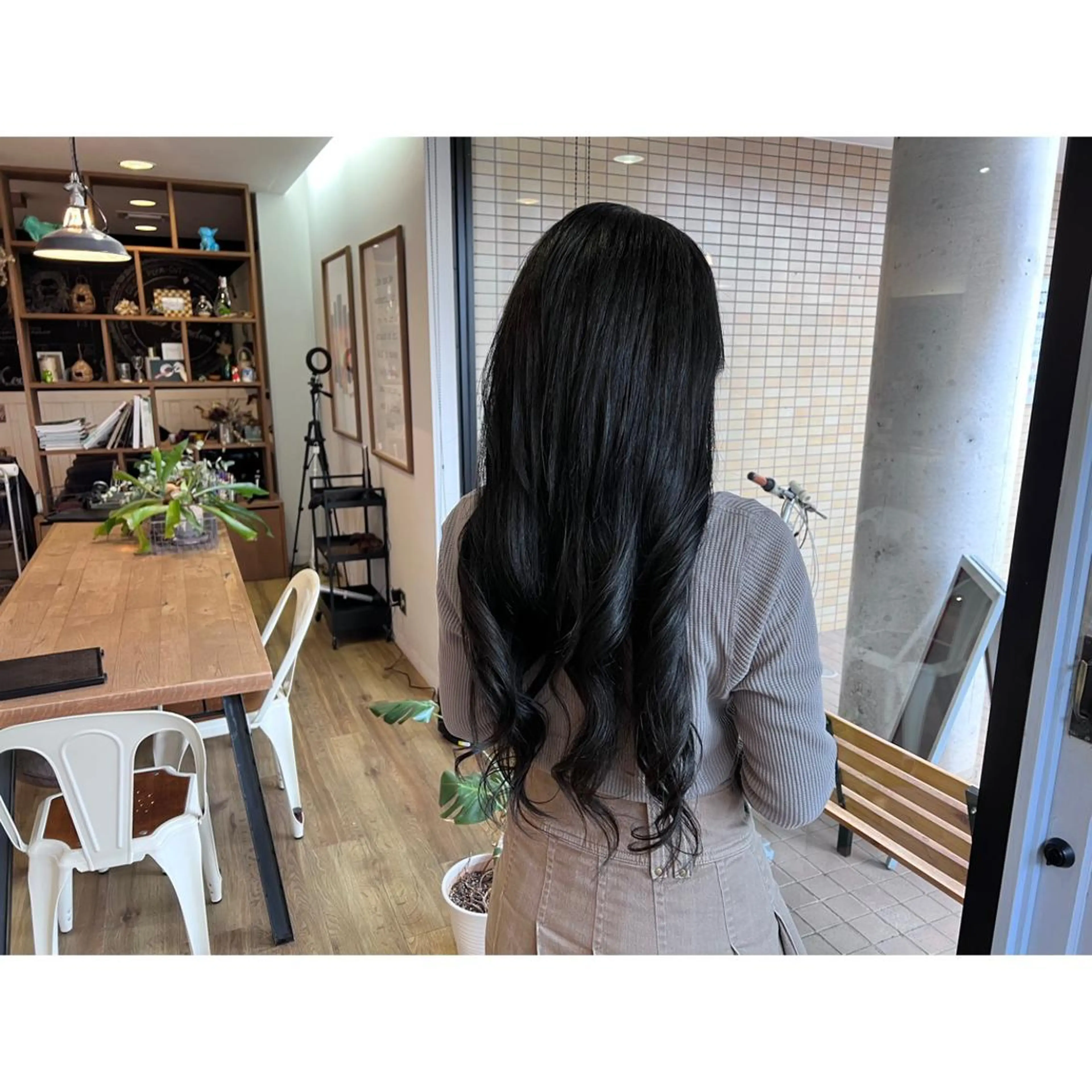 ロング カラー 黒髪 ブルーカラー ブルーブラック ヘアカラー トリートメント ツキダテ ユイのヘアスタイル