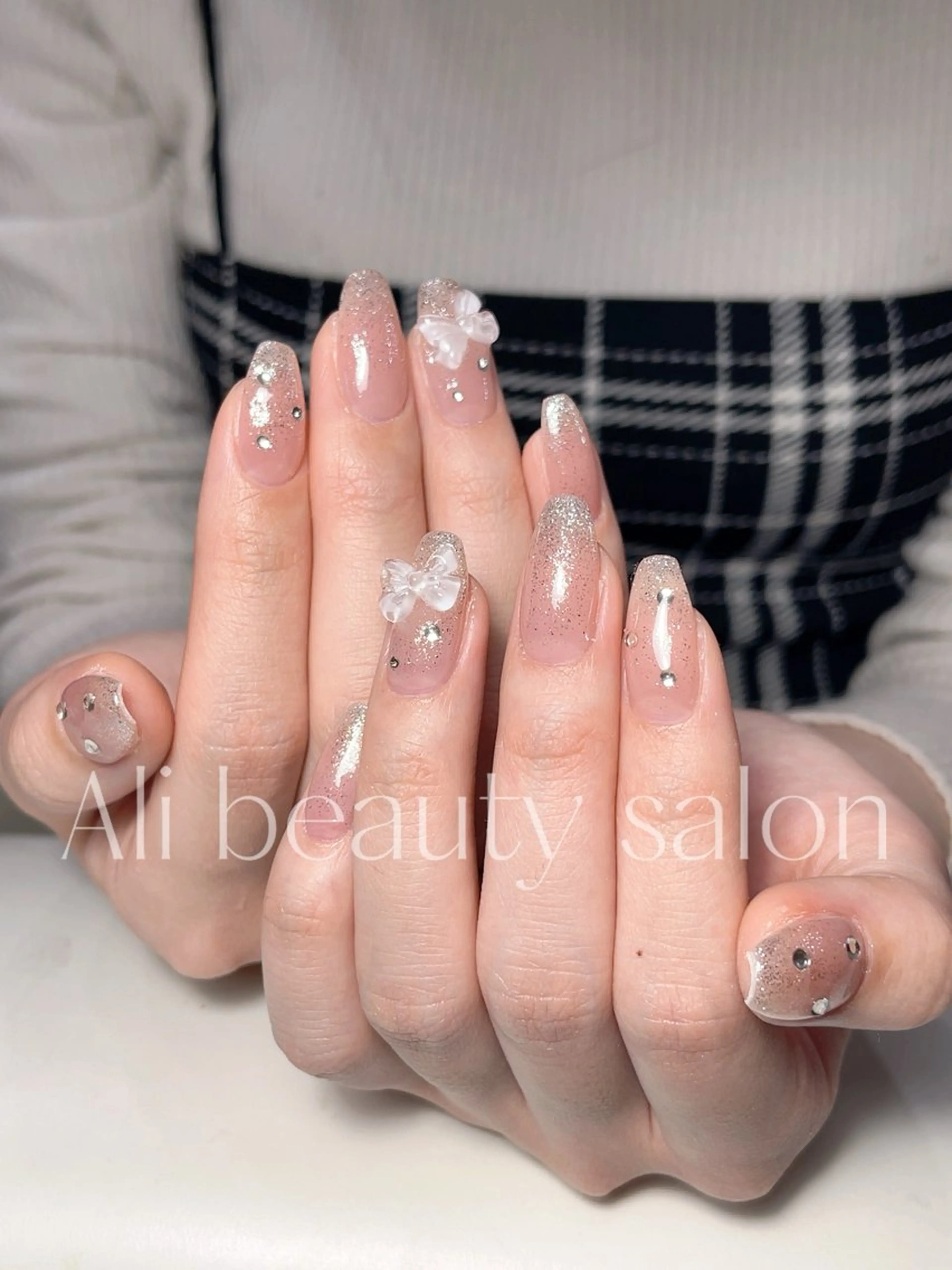 ネイル グラデーション ラメ(グリッター) ラメグラデーション リボン シンプルネイル ハンドネイル Ali 新小岩 ネイル専門のネイルデザイン