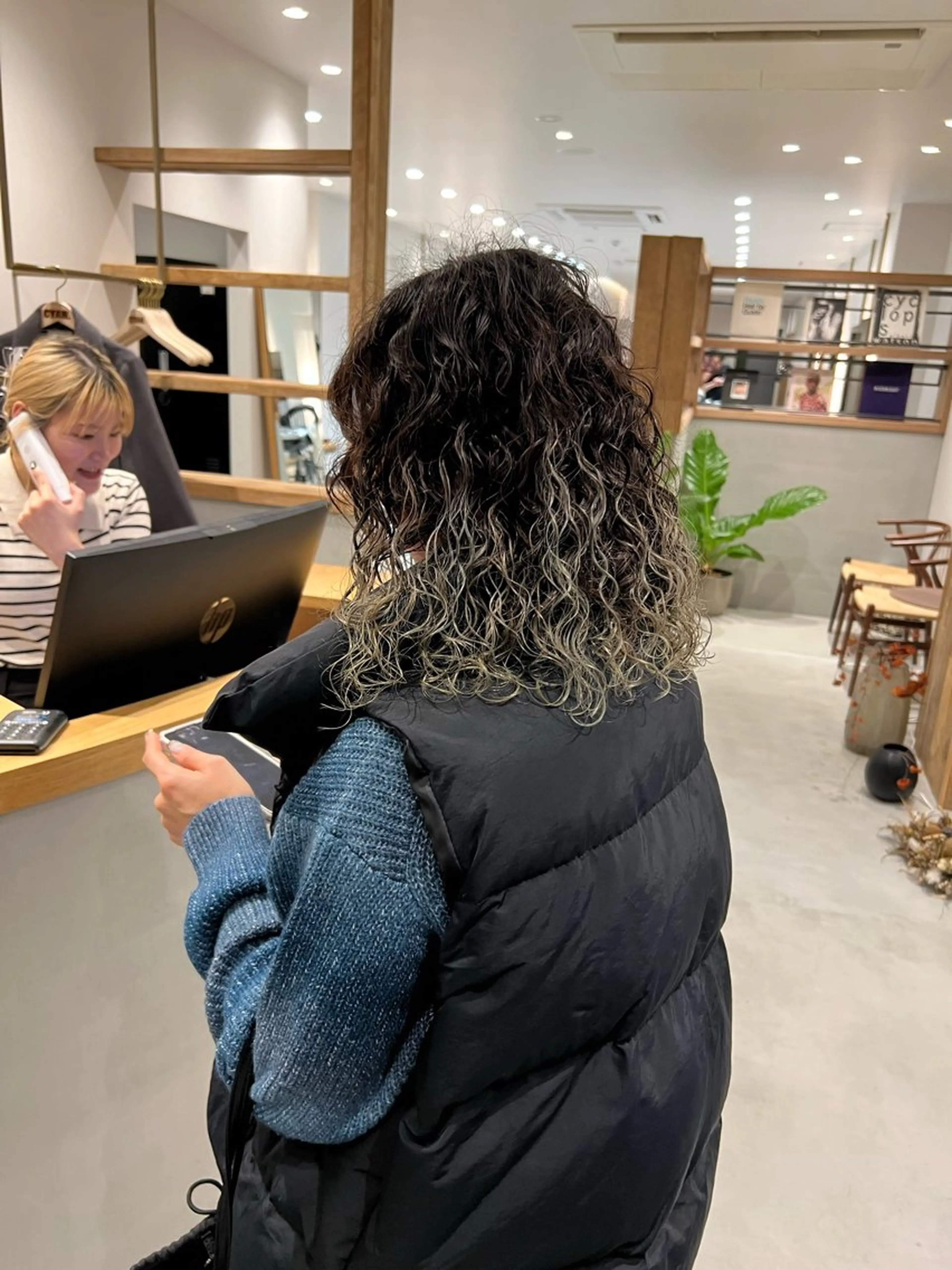 セミロング パーマ 中山 優里のヘアスタイル