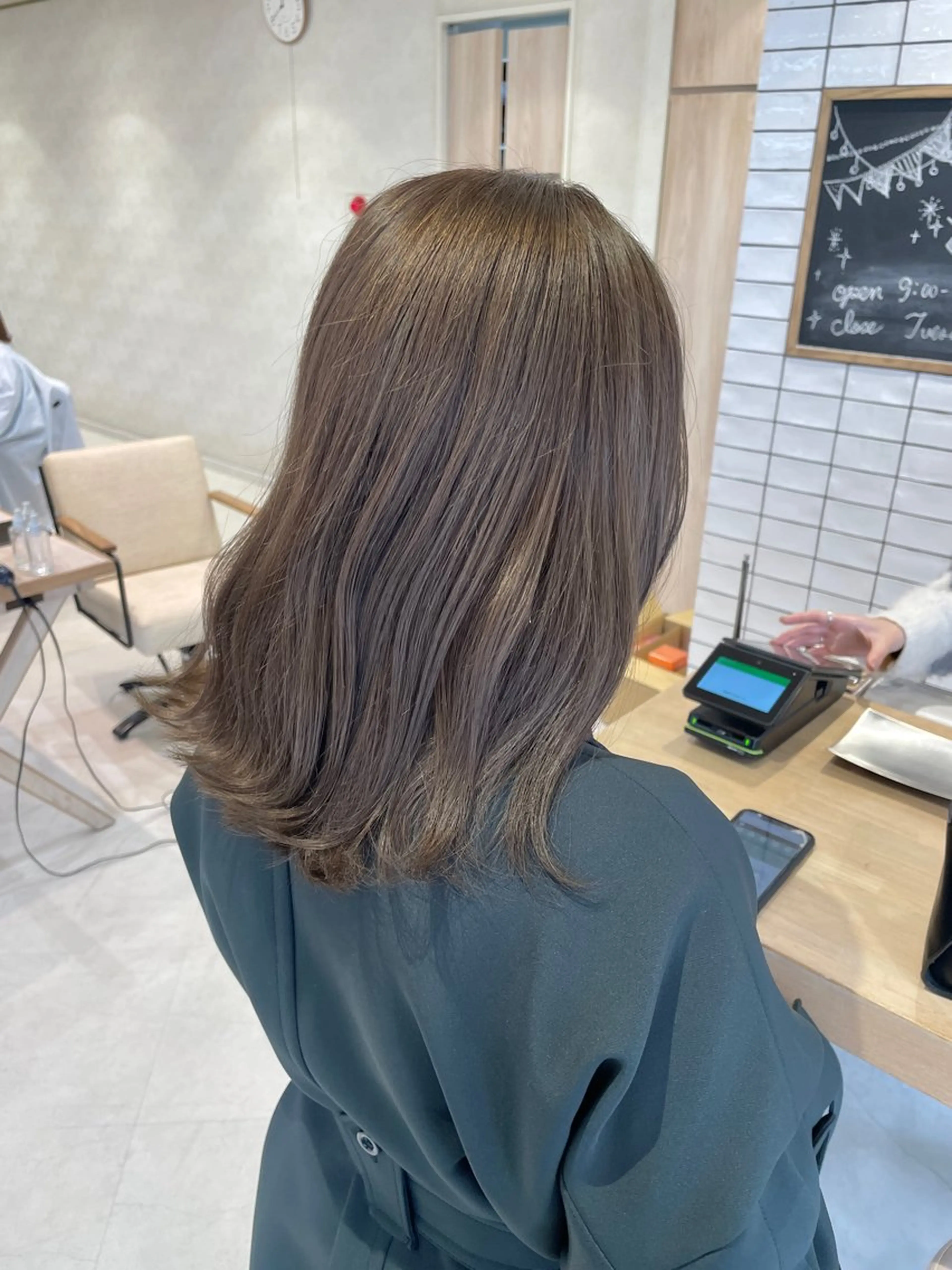 ミディアム カラー アッシュ ブリーチ グレージュ ブリーチなしカラー オリーブカラー カラー/レイヤー/ 髪質改善/PAAQのヘアスタイル
