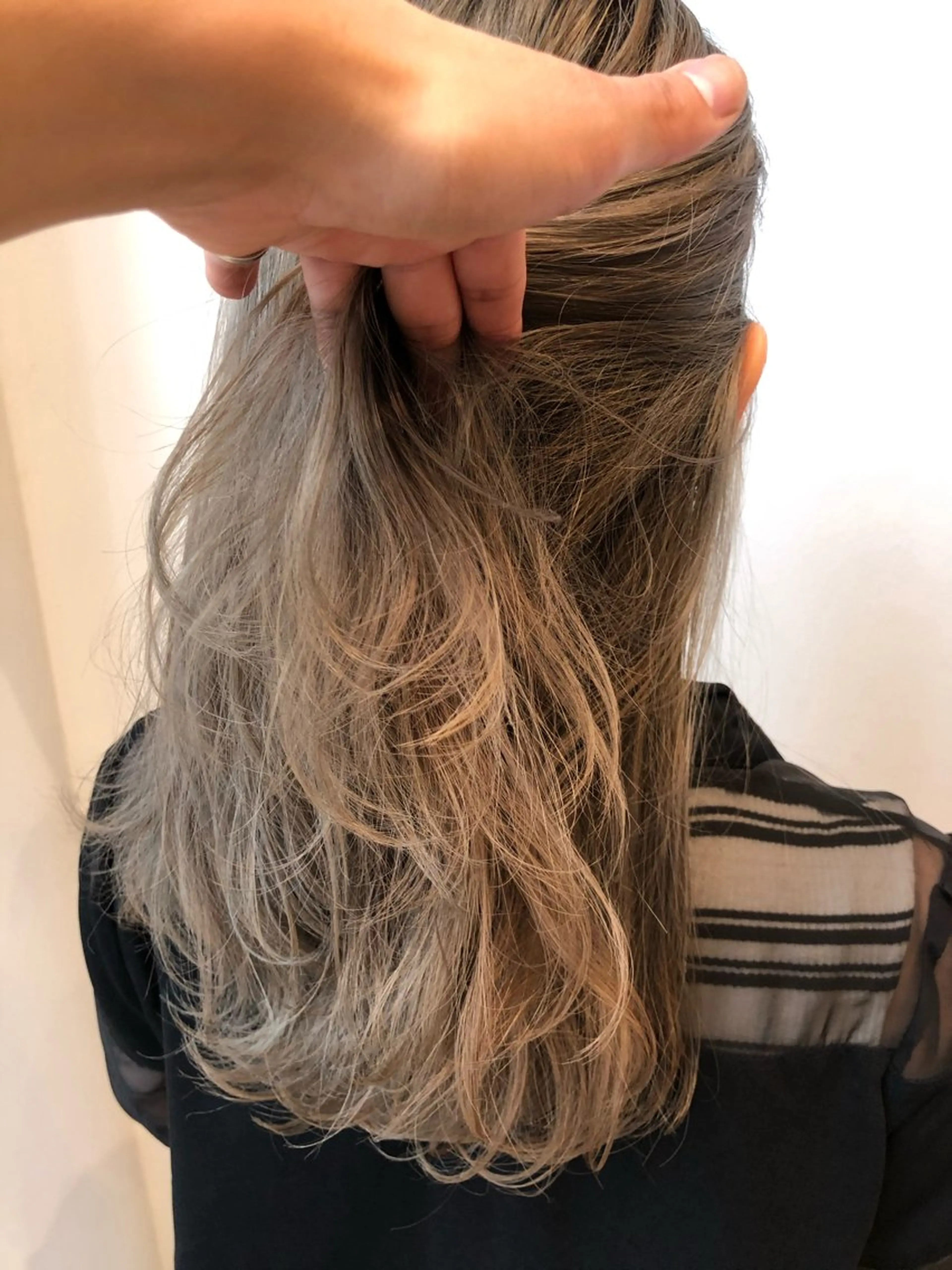 セミロング カラー パーマ ヘアアレンジ アッシュ シルバー シルバーアッシュ VIVIE【ヴィヴィ】所属・髪質改善/韓国風 レイヤー/田村祐樹のヘアスタイル