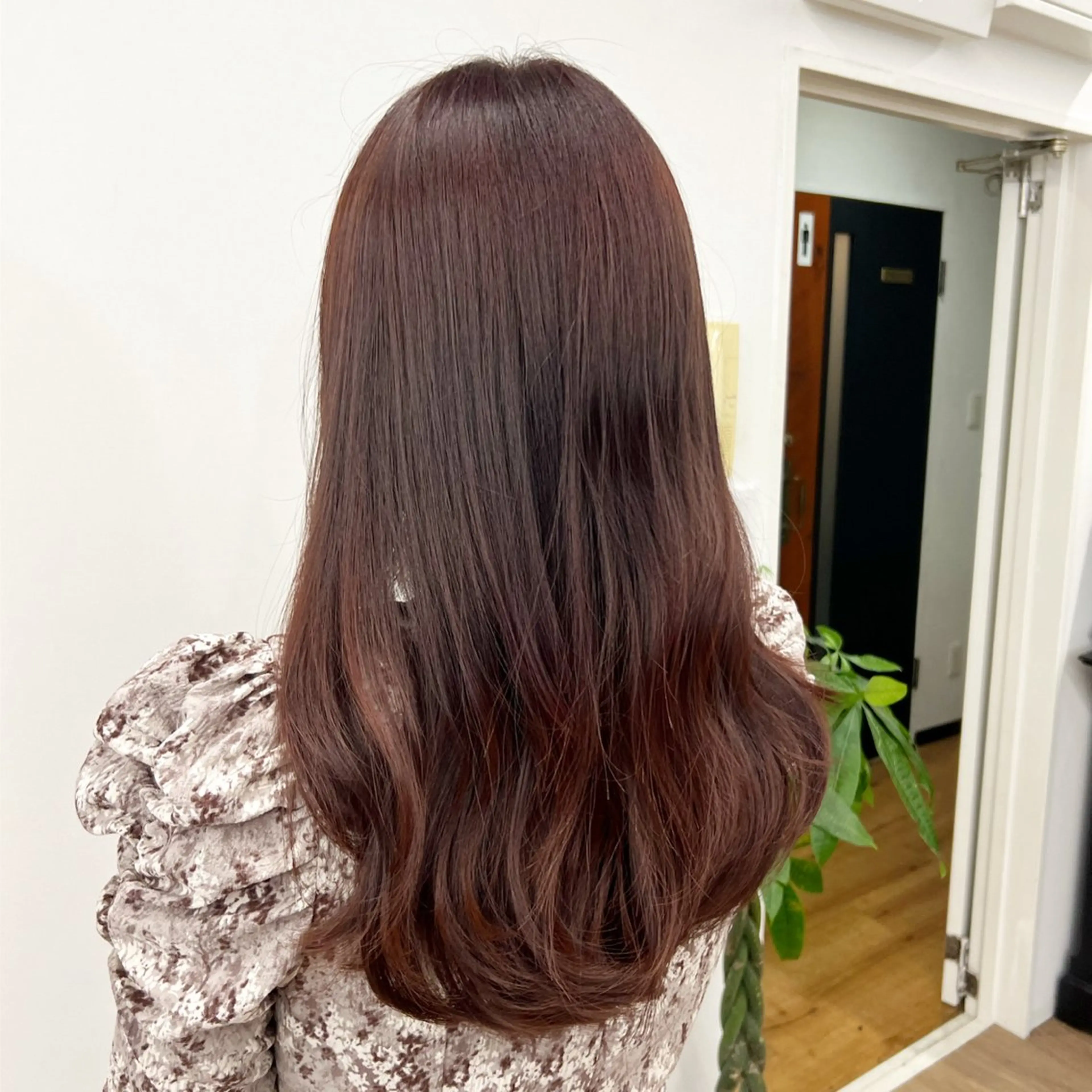 セミロング カラー パーマ ヘアアレンジ メンズ キッズ ネイル マツエク・マツパ アイブロウ メンズインナーカラー メンズ韓国風 黒髪 ブルーカラー ブルーブラック 武田涼レイヤーカット 髪質改善×縮毛矯正のヘアスタイル