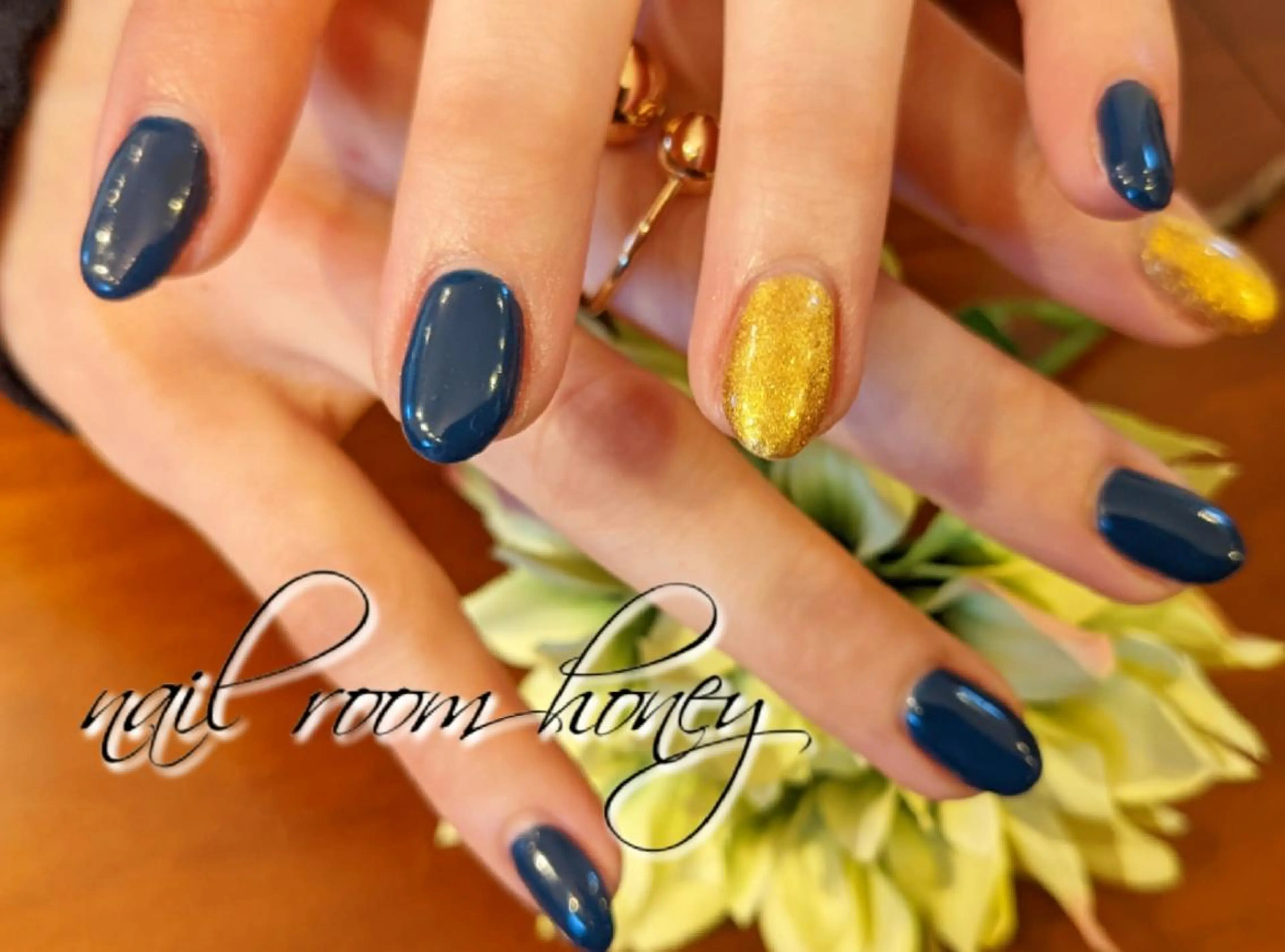 ネイル ゴールド ミラーネイル ネイビー nail room  honeyのネイルデザイン