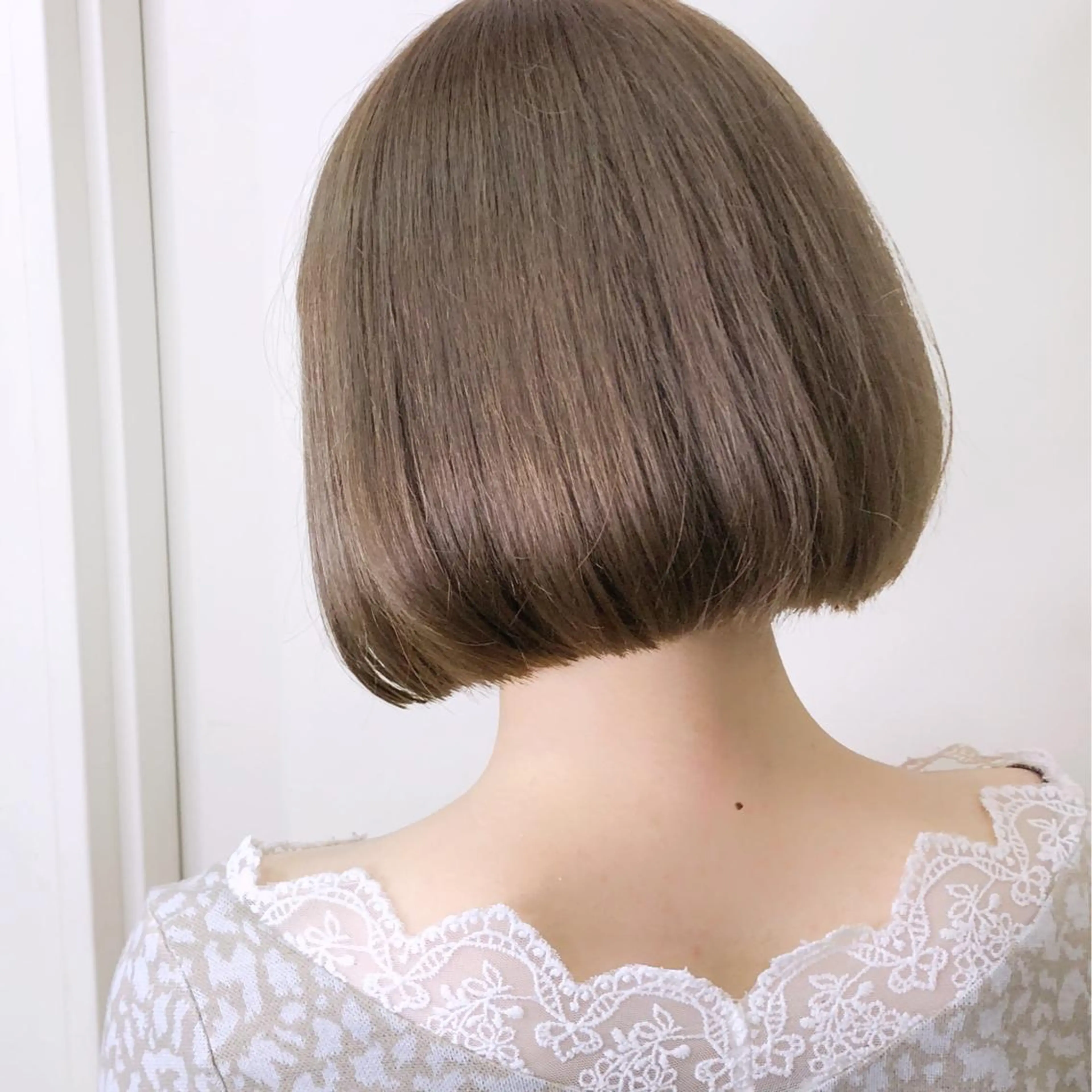 ショート カラー 切りっぱなしボブ ベージュカラー ミルクティーベージュ ボブ カット ヘアカラー トリートメント Grit 元町店のヘアスタイル