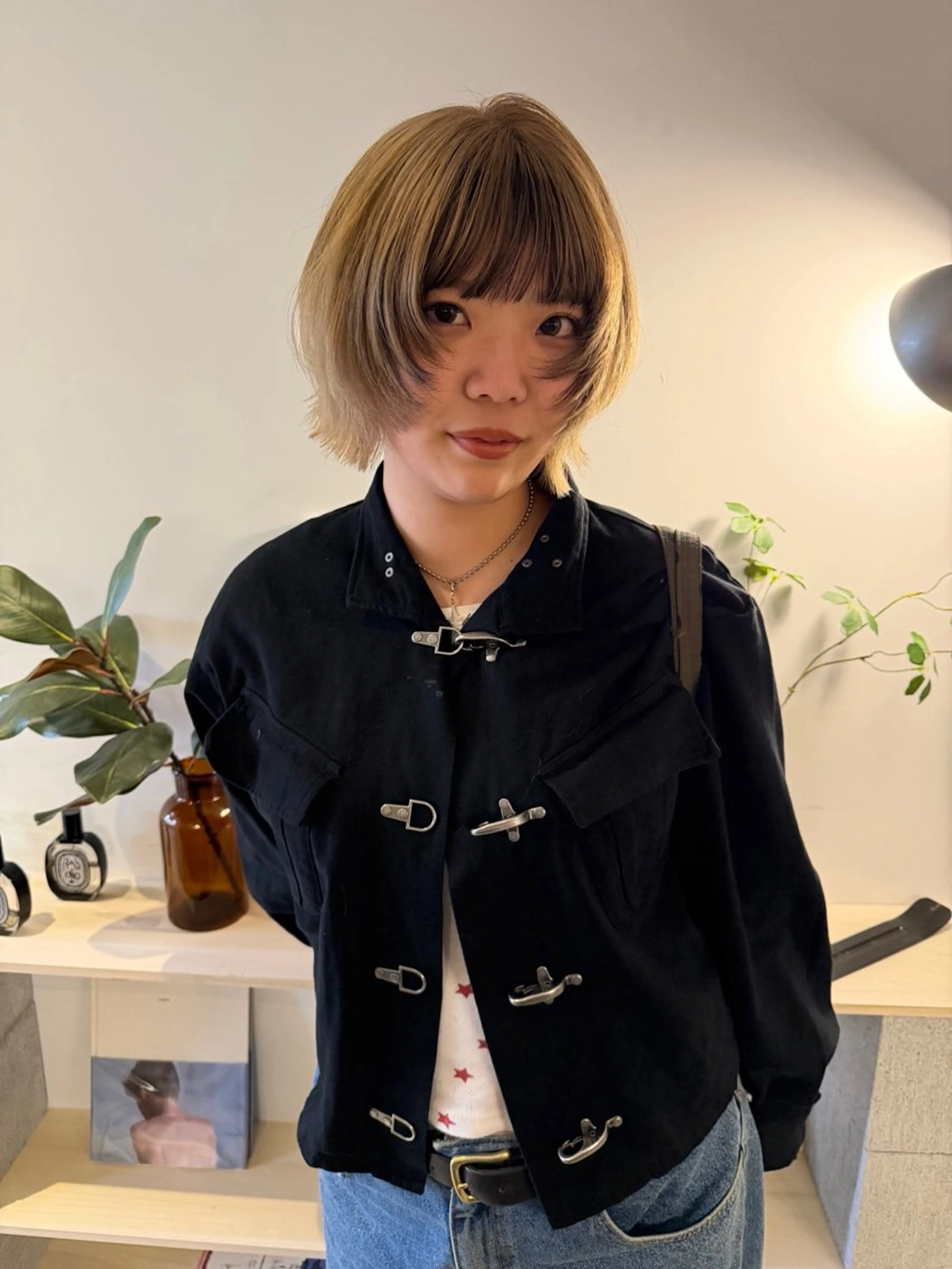 ショート カラー ボブレイヤー ベージュカラー ブリーチ ブロンド ケアブリーチ カット ヘアカラー トリートメント MIU/ルーツカラー 顔まわりレイヤーのヘアスタイル