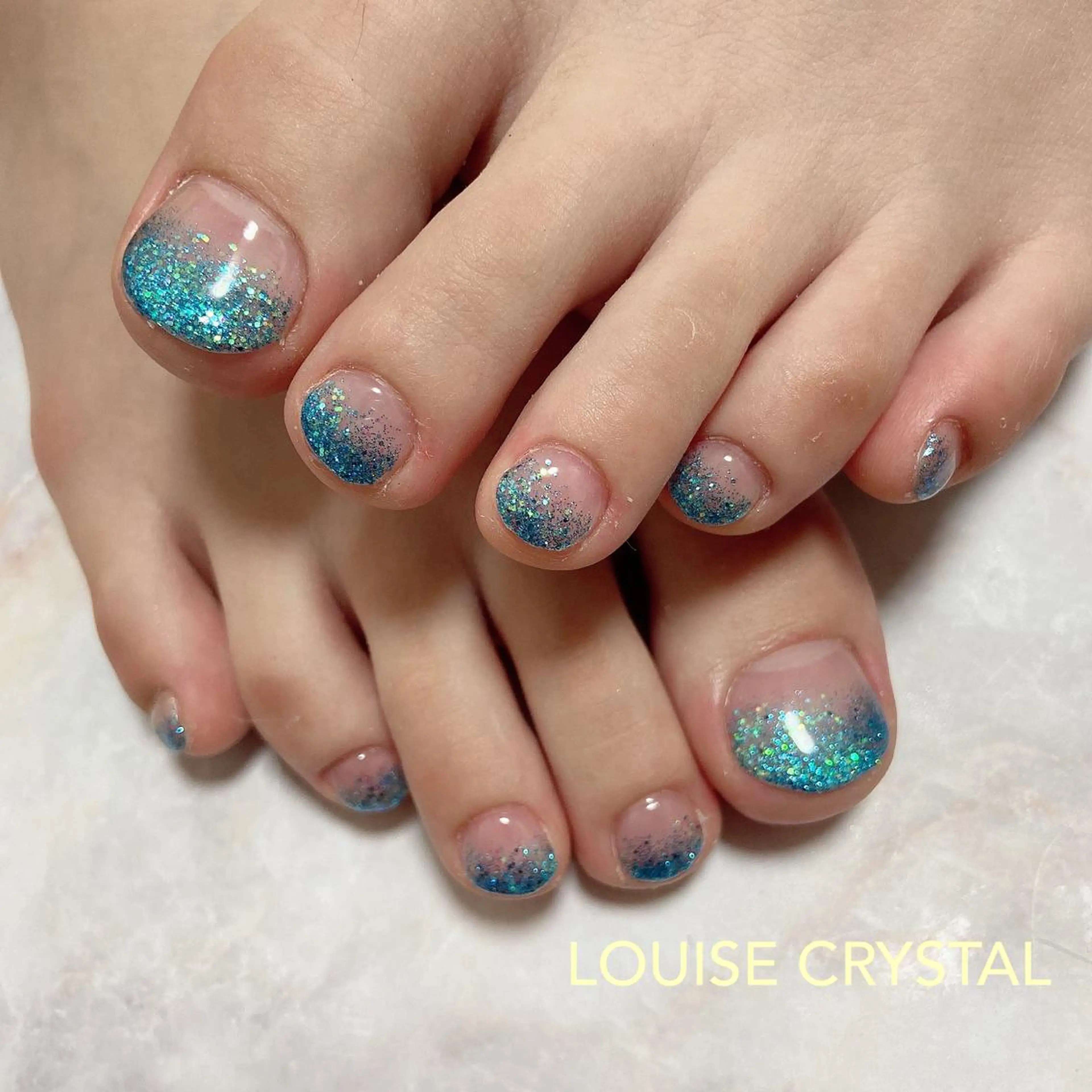 ネイル ブルー ラメ(グリッター) ラメグラデーション フットネイル LOUISE CRYSTALのネイルデザイン