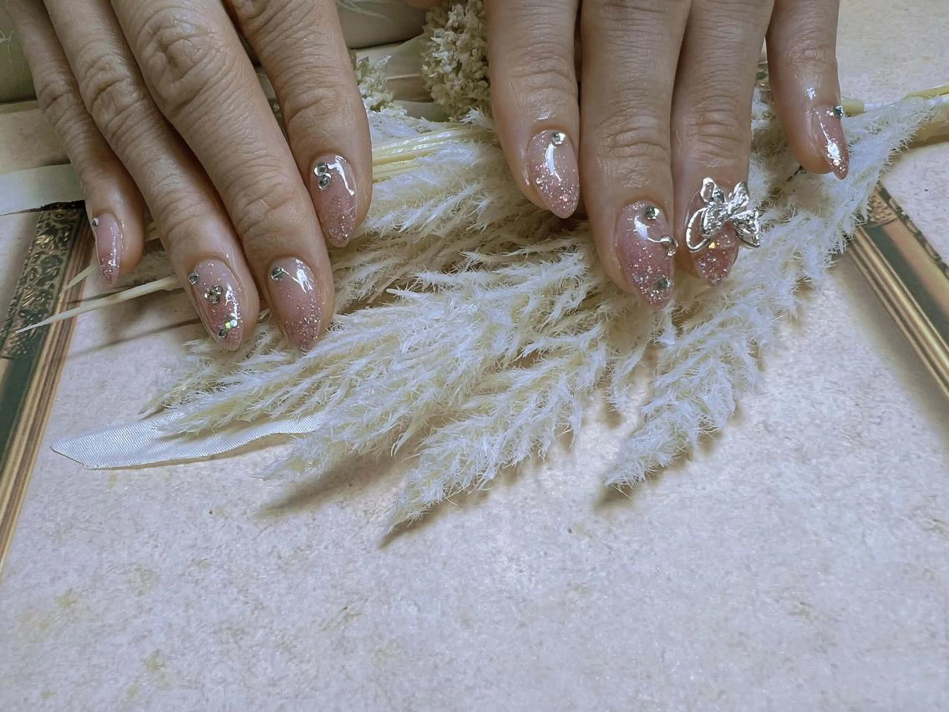 ネイル ストーンネイル ハンドネイル ハンドケア ビューティーサロン ヘゼリヒのネイルデザイン