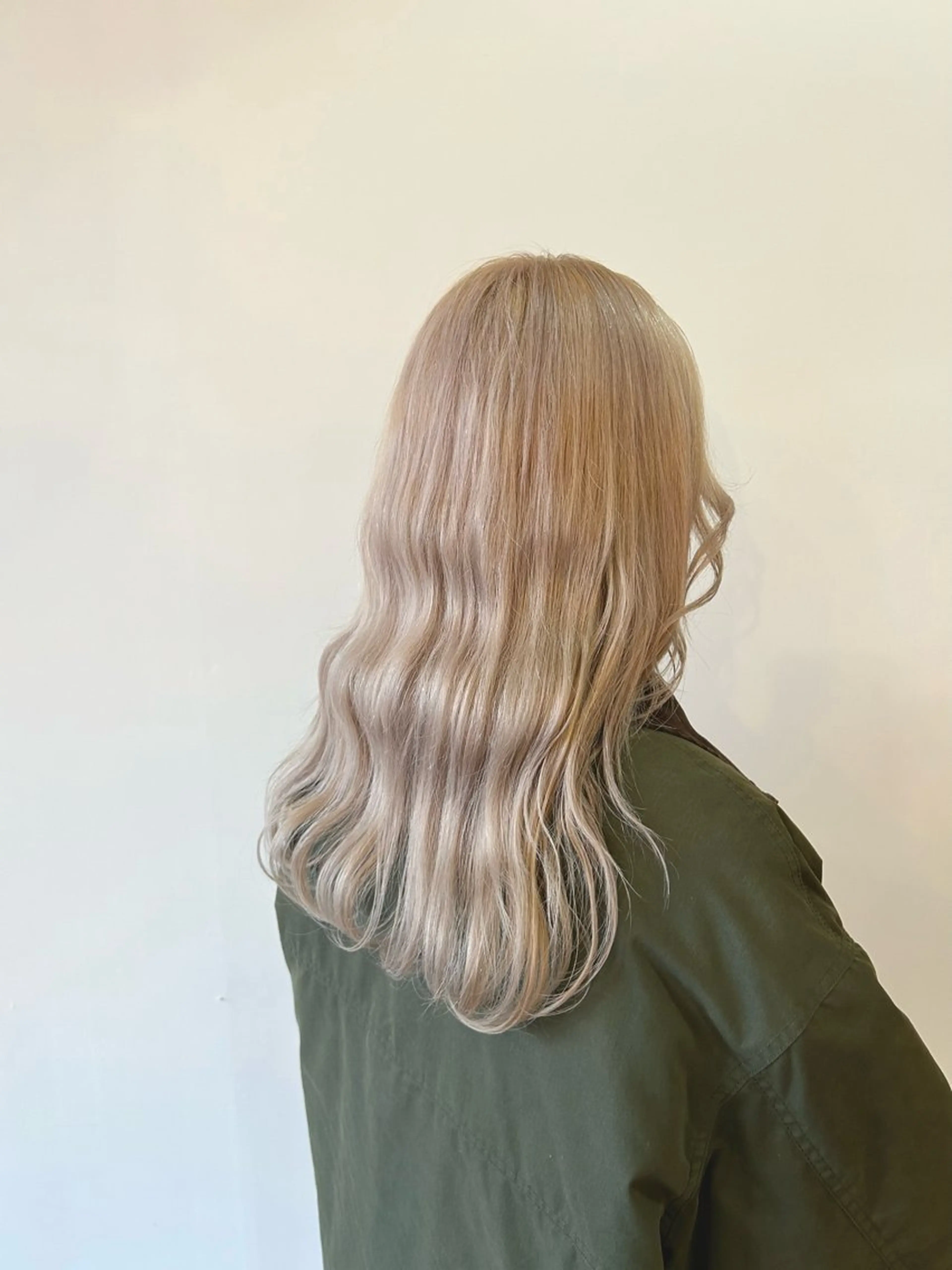 セミロング カラー ブリーチ ブロンド 透明感カラー ホワイトブロンド 外国人風カラー ヘアカラー トップスタイリスト 林すずかのヘアスタイル