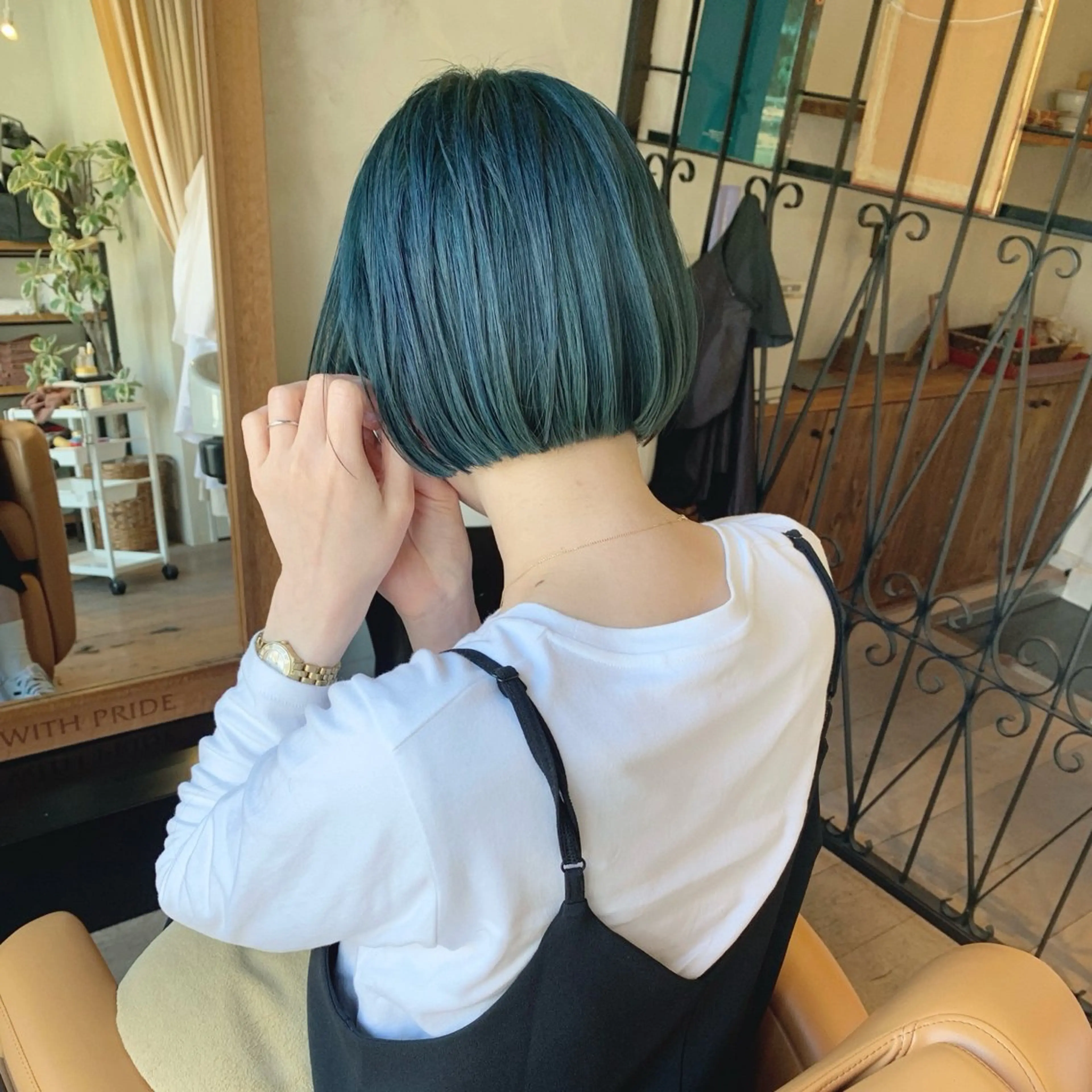 カラー ボブ 荻野 奈美のヘアスタイル