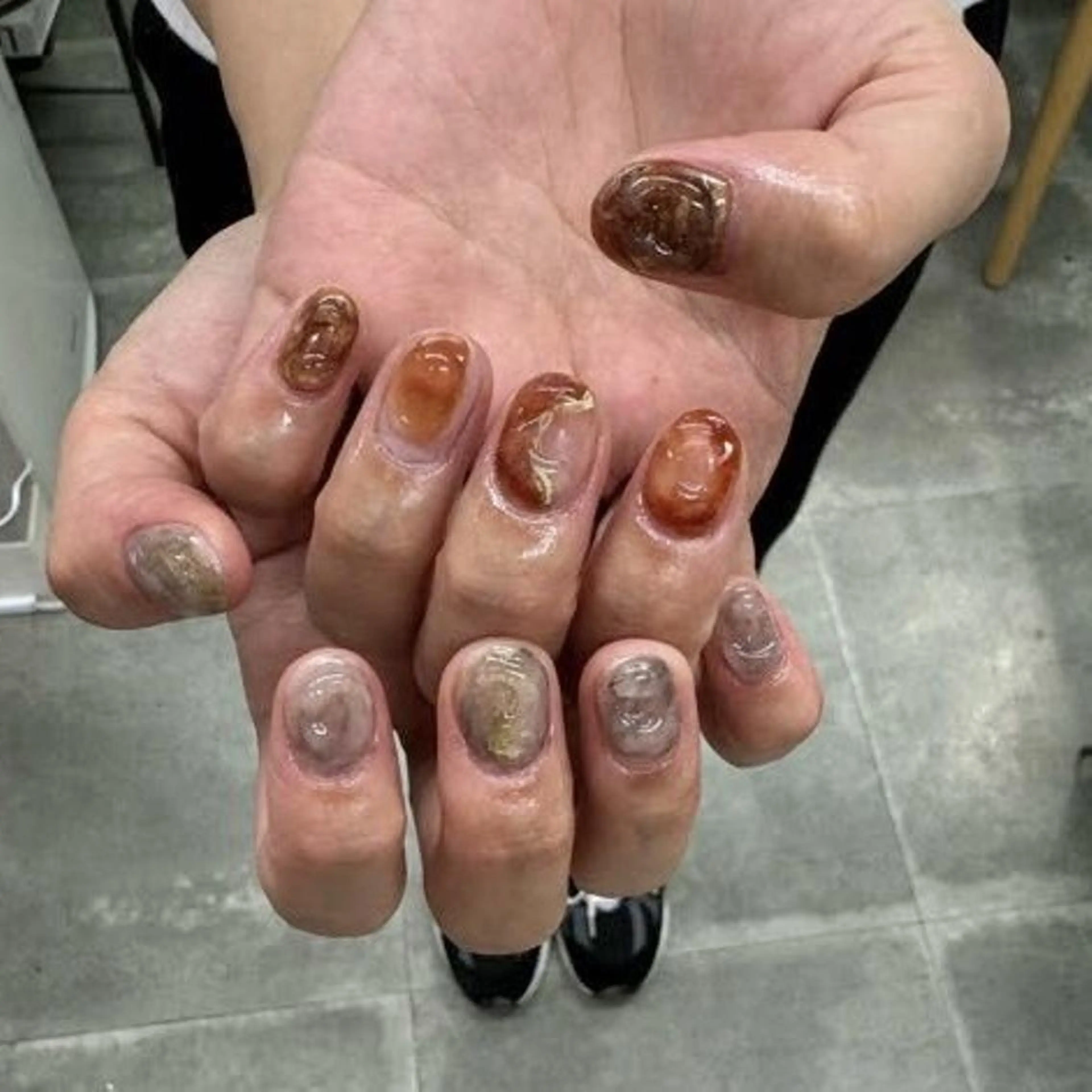 ネイル アートネイル べっ甲ネイル ジェルネイル グリーン キラキラネイル nailstudio eviz新宿店のネイルデザイン