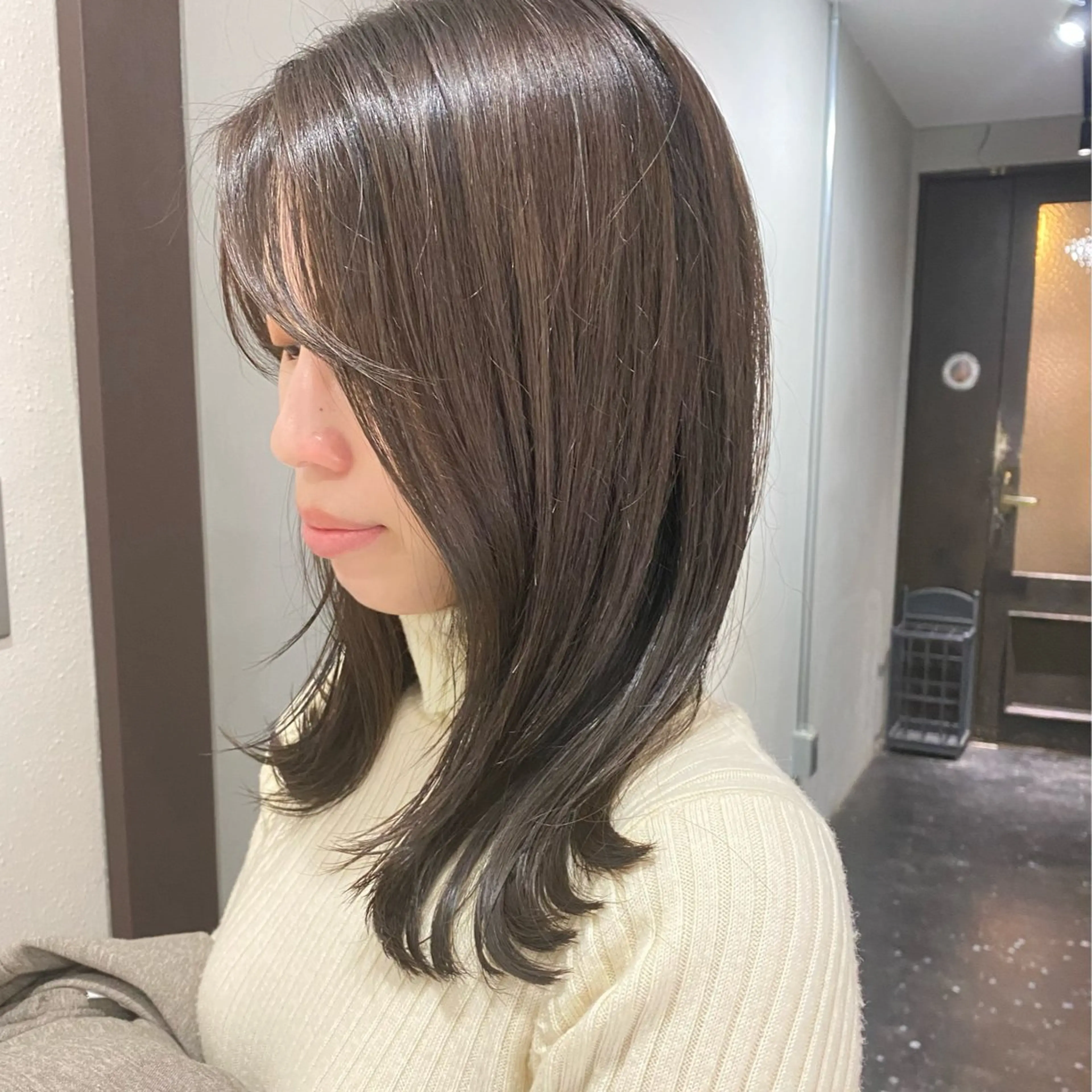 ミディアム カラー 肌馴染みくすみカラー 花房 佑夏のヘアスタイル