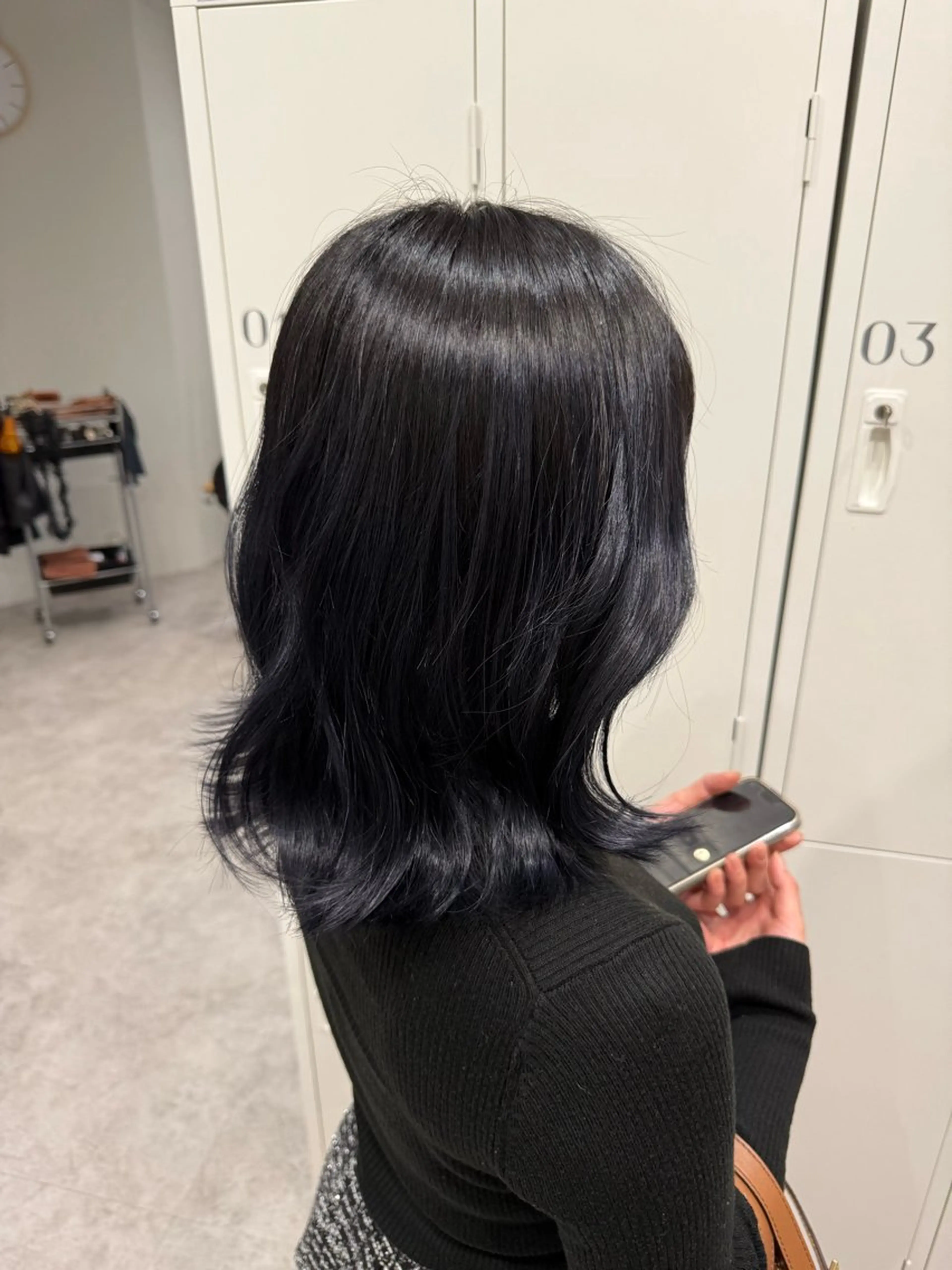 ミディアム カラー 黒髪 ブルーカラー ブルーブラック カット ヘアカラー soyon 心斎橋店のヘアスタイル