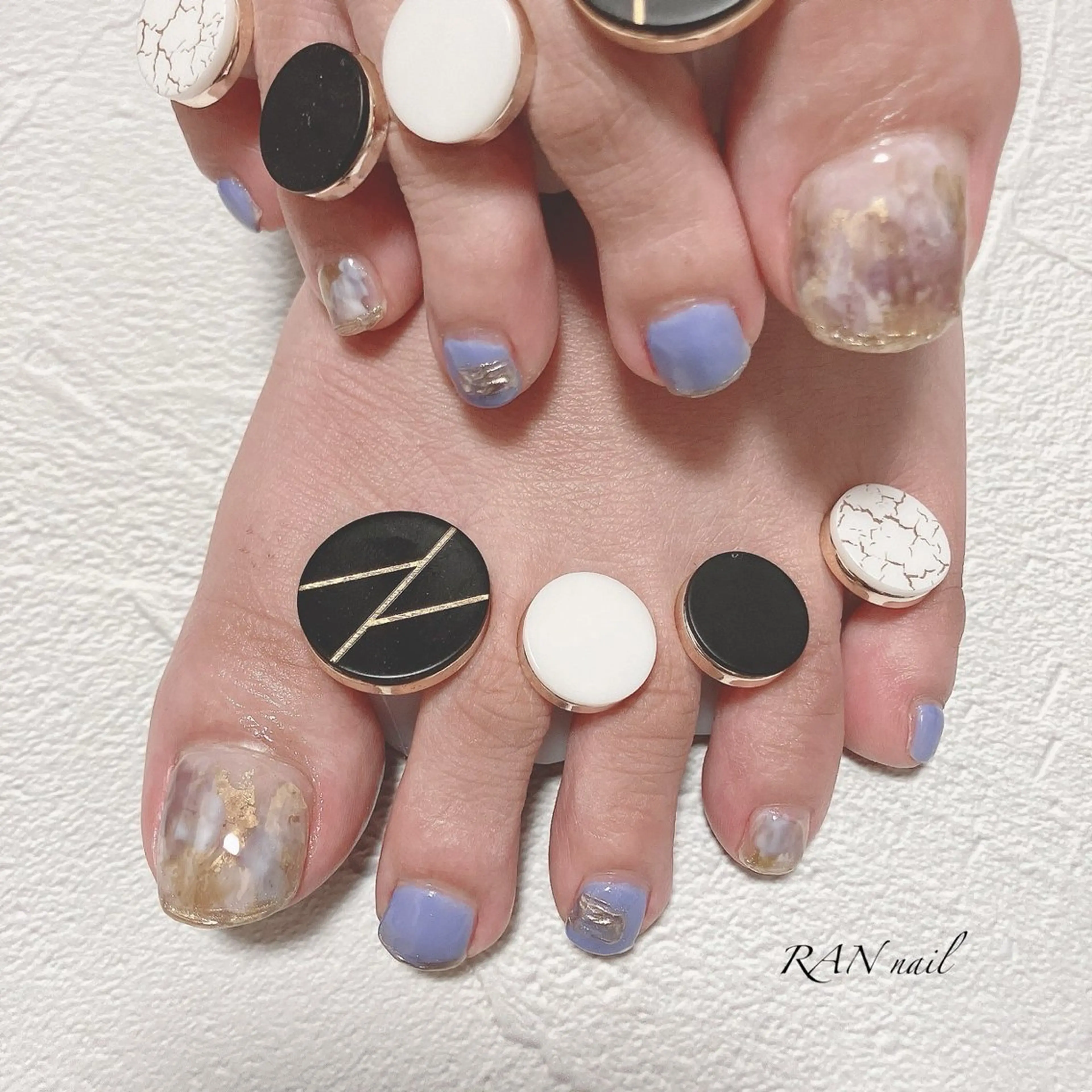ネイル ブルー フットネイル キラキラネイル ニュアンスネイル 春ネイル ハンドネイル フットネイル RAN nail 〜ランネイル〜所属・RAN nailのネイルデザイン