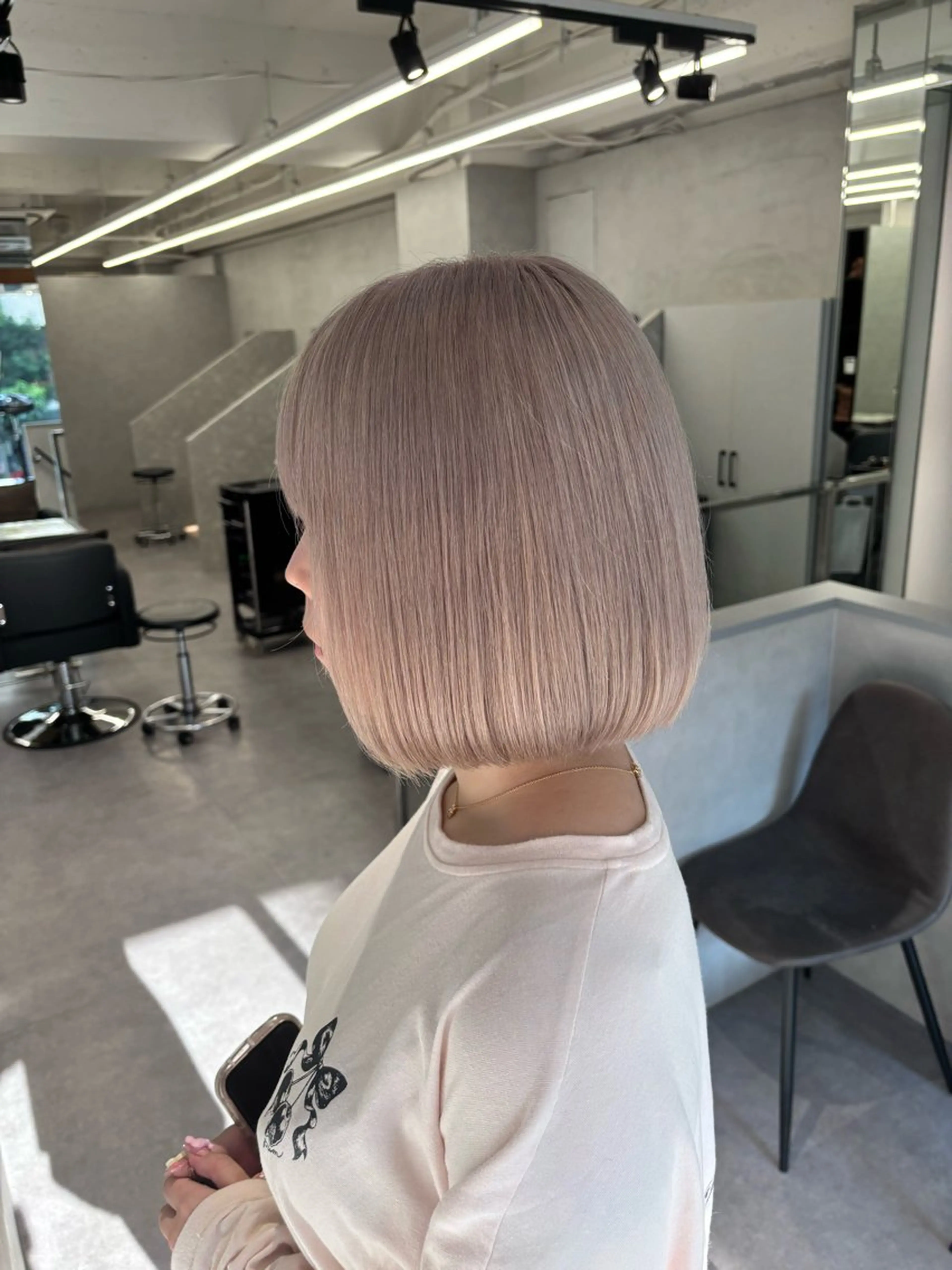 《ホワイトカラーにおすすめ》ケアブリーチトリプルカラー+似合わせカットの写真