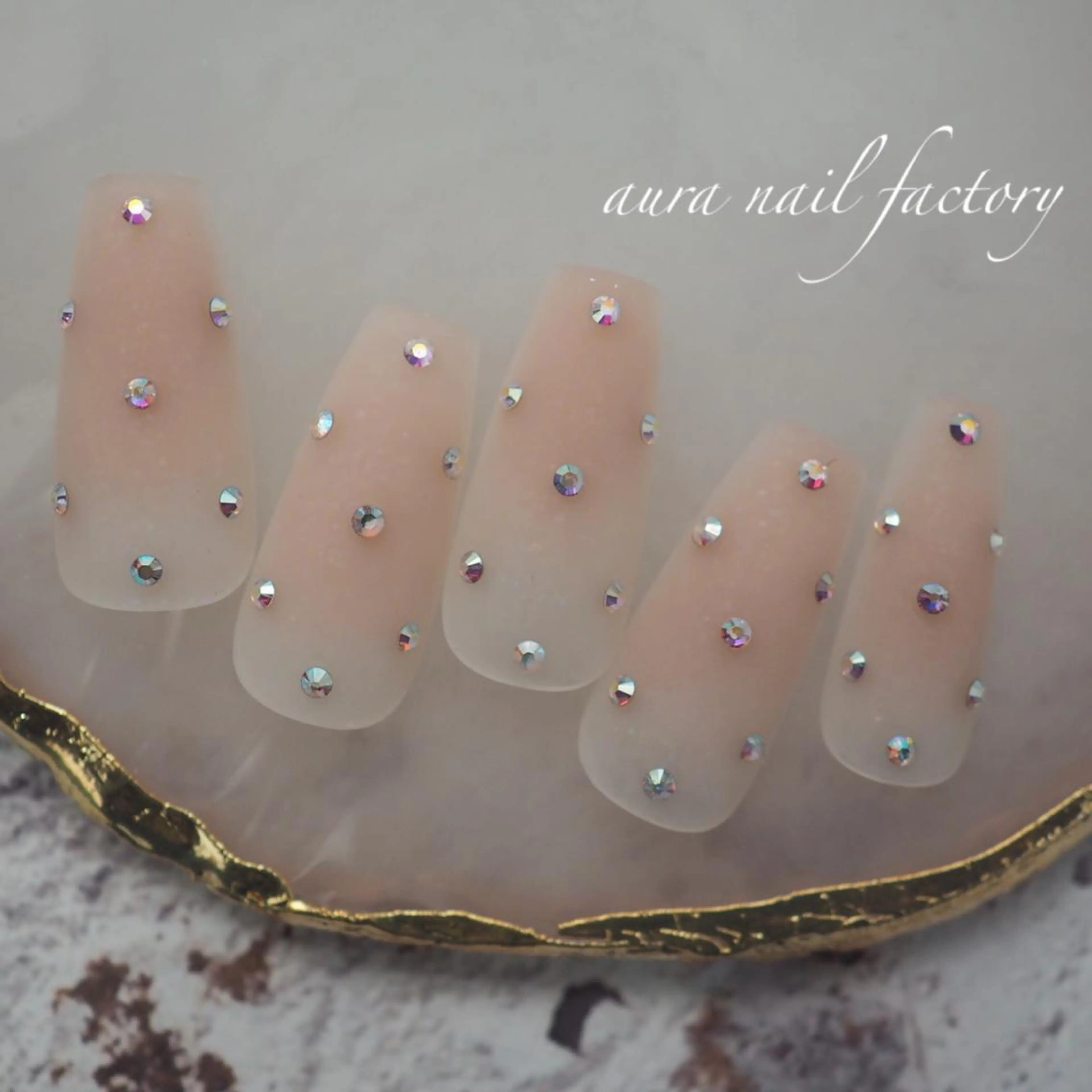 ミディアム カラー ネイル マットネイル 赤色 スカルプネイル シンプルネイル ストーンネイル 赤羽 アウラ ネイルファクトリーのネイルデザイン