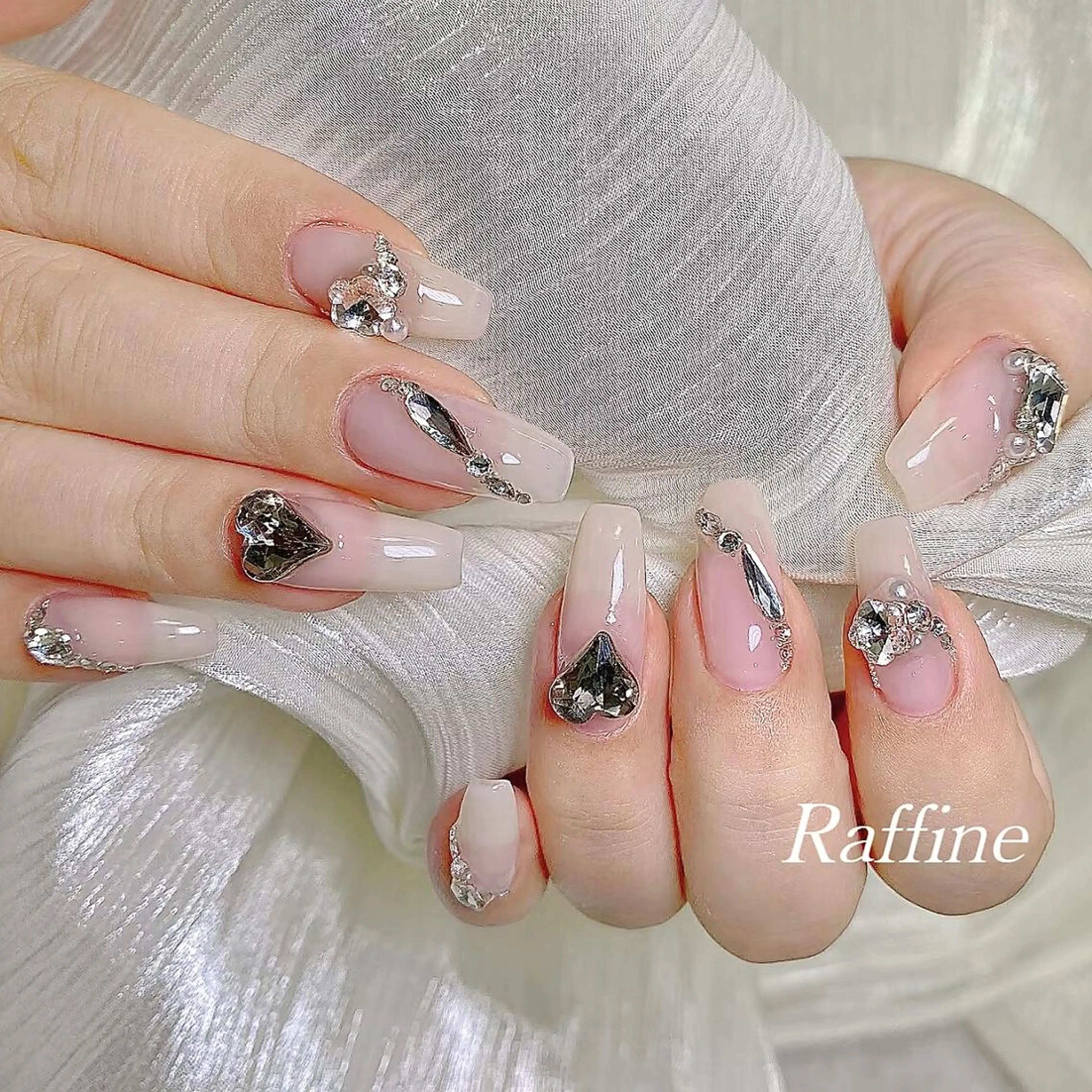 ネイル ハンドネイル RAFFINE haru🦋🩵のネイルデザイン