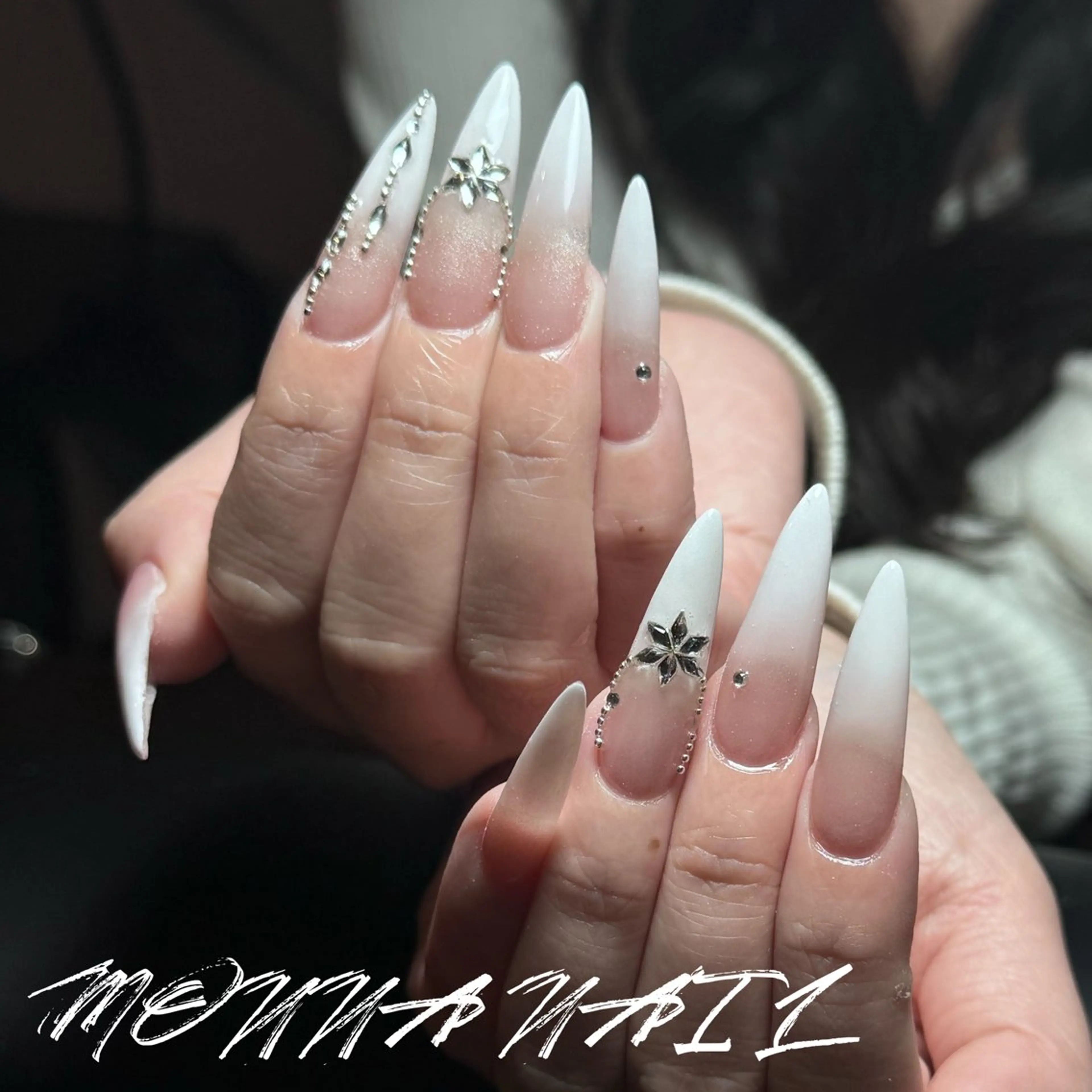 ネイル グラデーション ロングネイル ピンク シンプルネイル ホワイト ハンドネイル モンナ CCのネイルデザイン