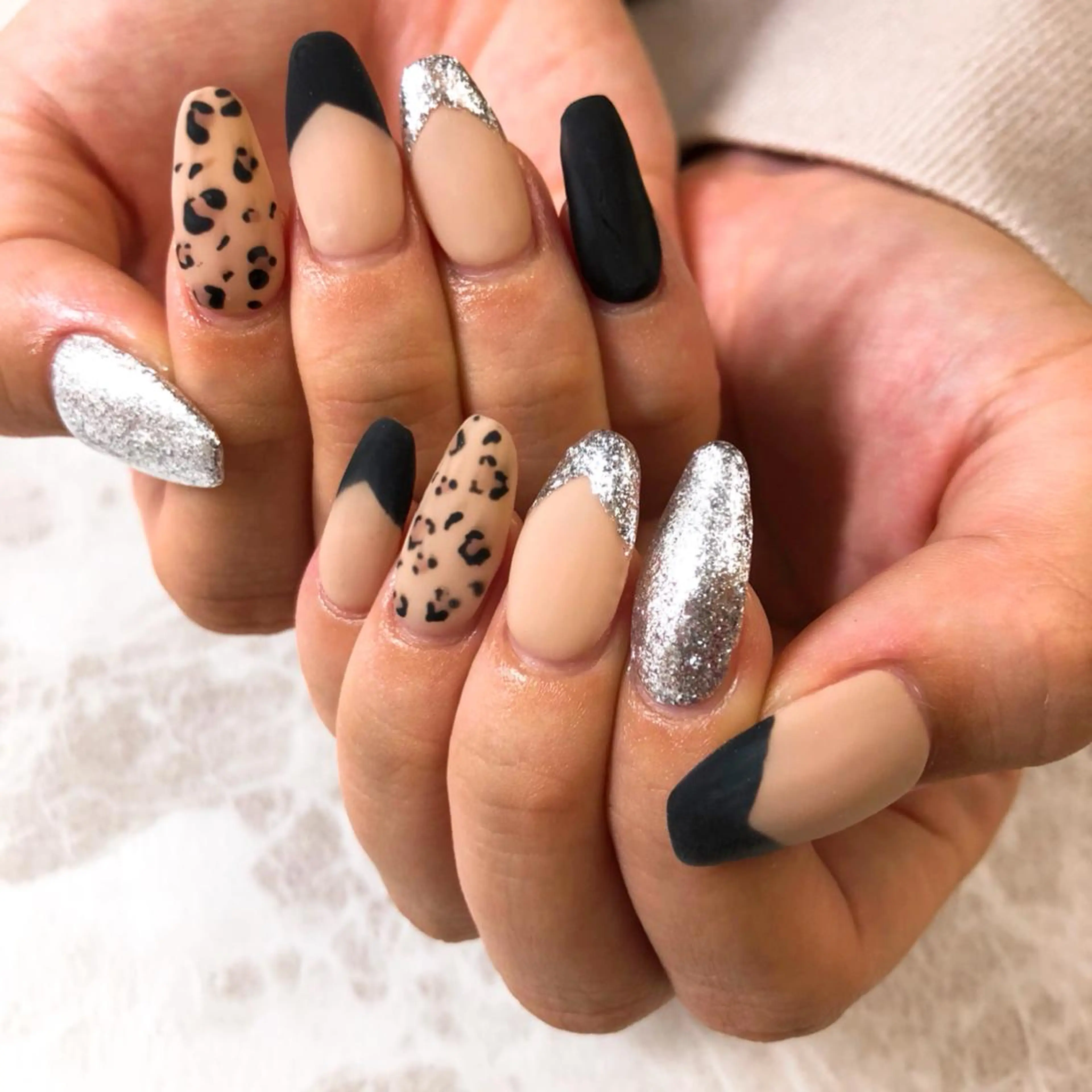 セミロング ネイル 外国人風カラー フレンチネイル ラメ(グリッター) マットネイル Gracias. rieのネイルデザイン