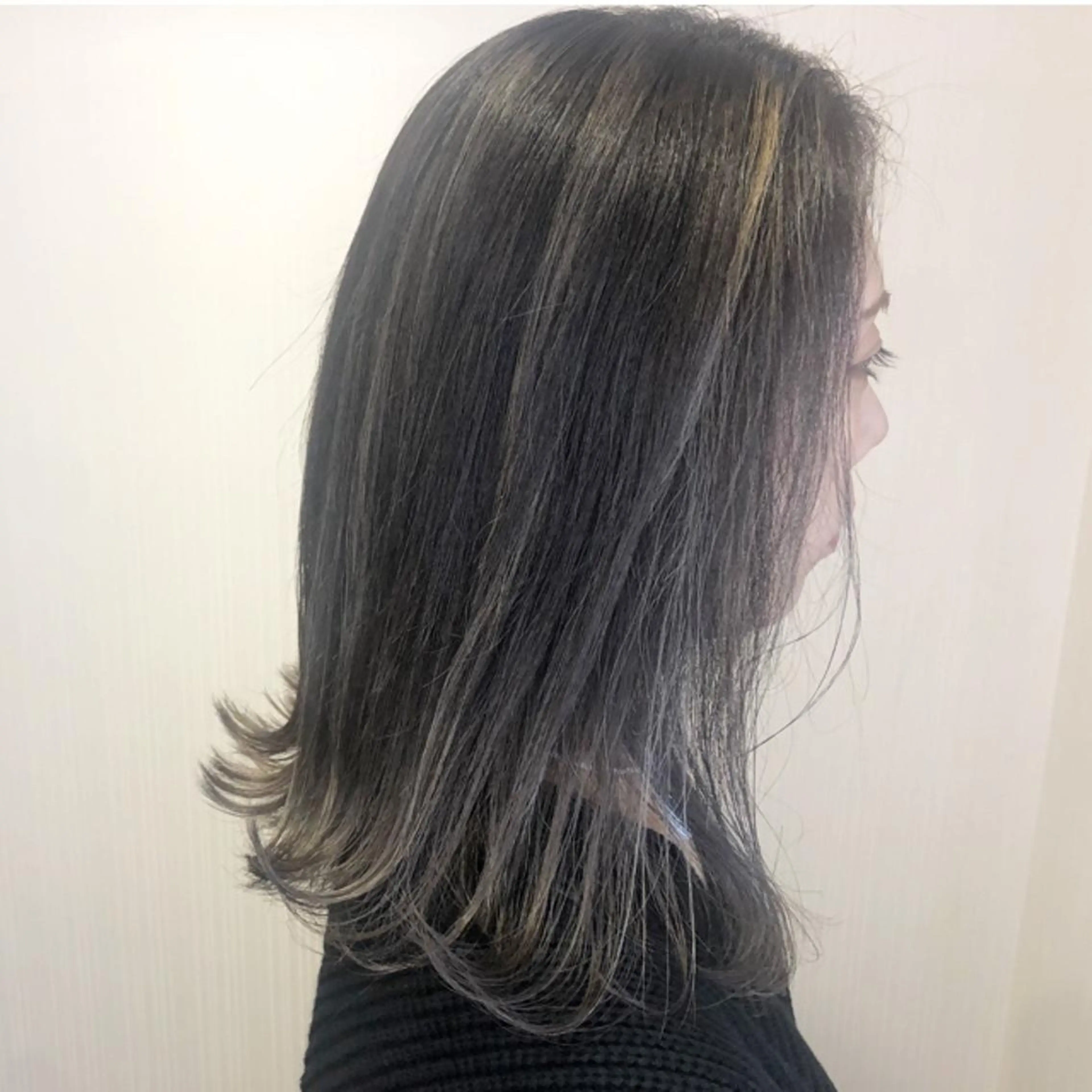 ミディアム カラー グレージュ ハイライトカラー ハイライト ヘアカラー 新井 友菜のヘアスタイル