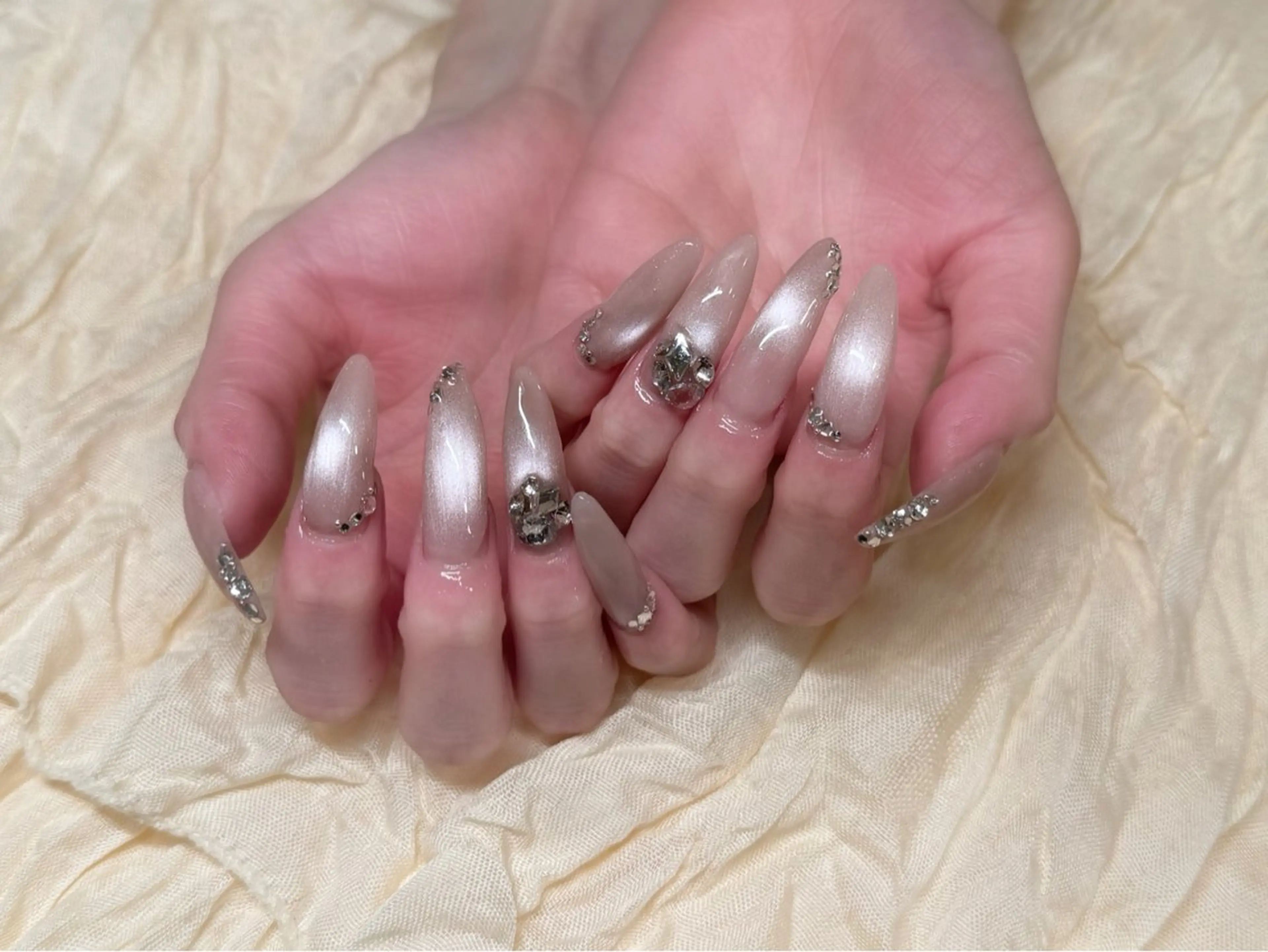 ネイル ロングネイル マグネットネイル ストーンネイル ワンホンネイル ハンドネイル Lino 中目黒🌙 sakiのネイルデザイン