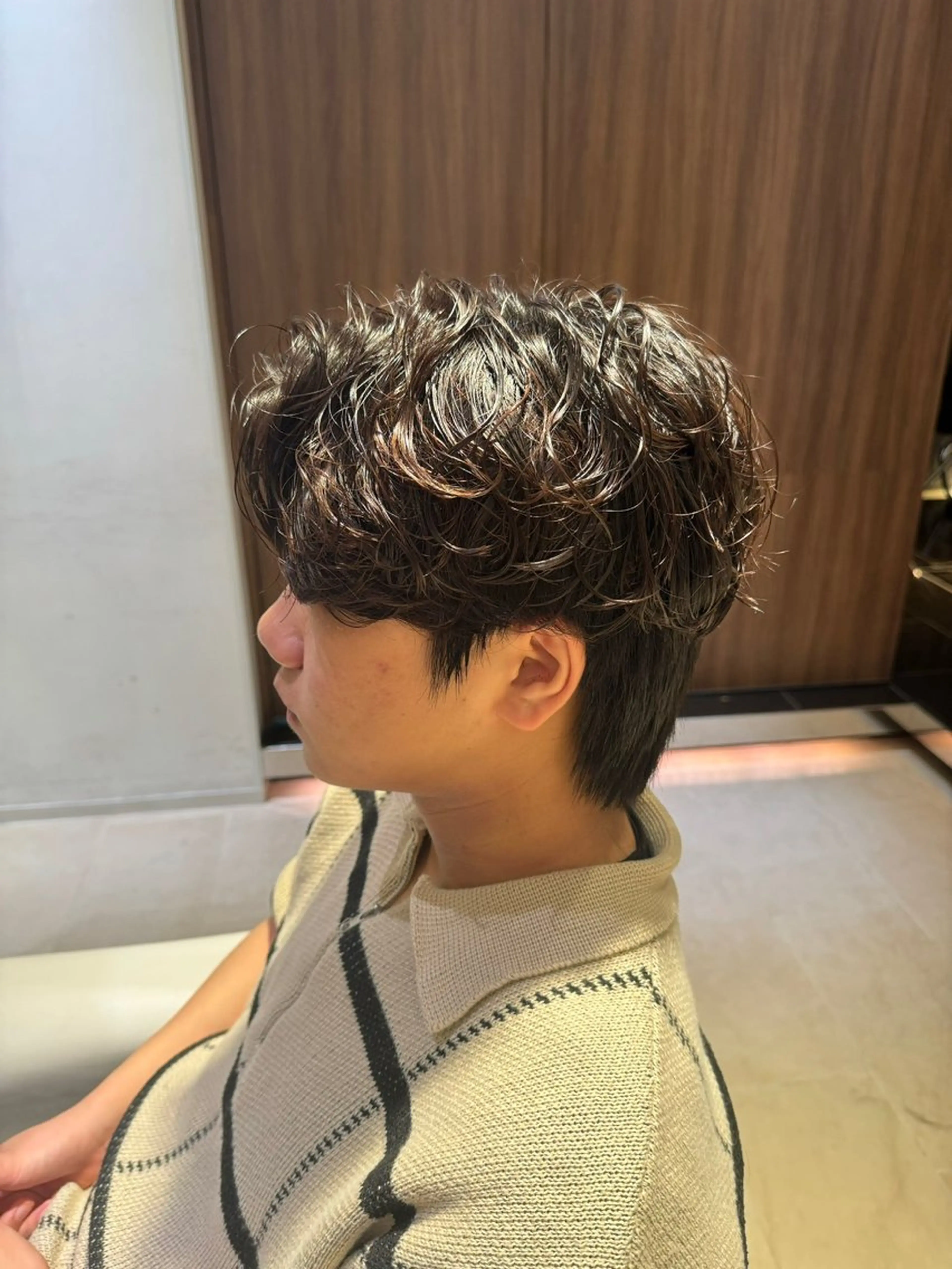 ショート パーマ メンズ センターパート コンマヘア ダウンパーマ カルマパーマ メンズ韓国風 YUKI🇰🇷 カルマ／ダウンパーマのヘアスタイル