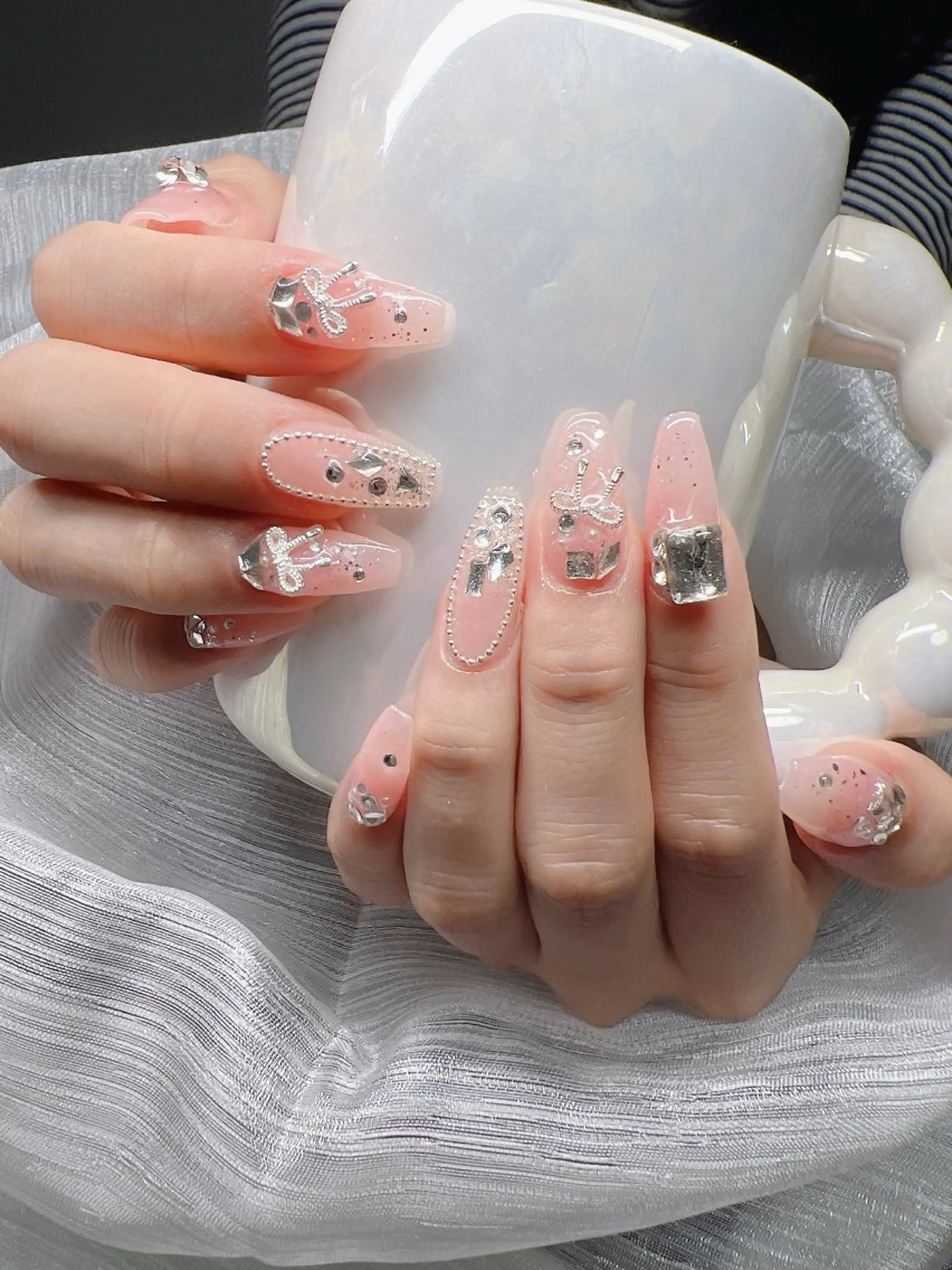 ネイル マグネットネイル ピンク ネイルチップ 冬ネイル クリスマス ハンドネイル Lee Nailsのネイルデザイン