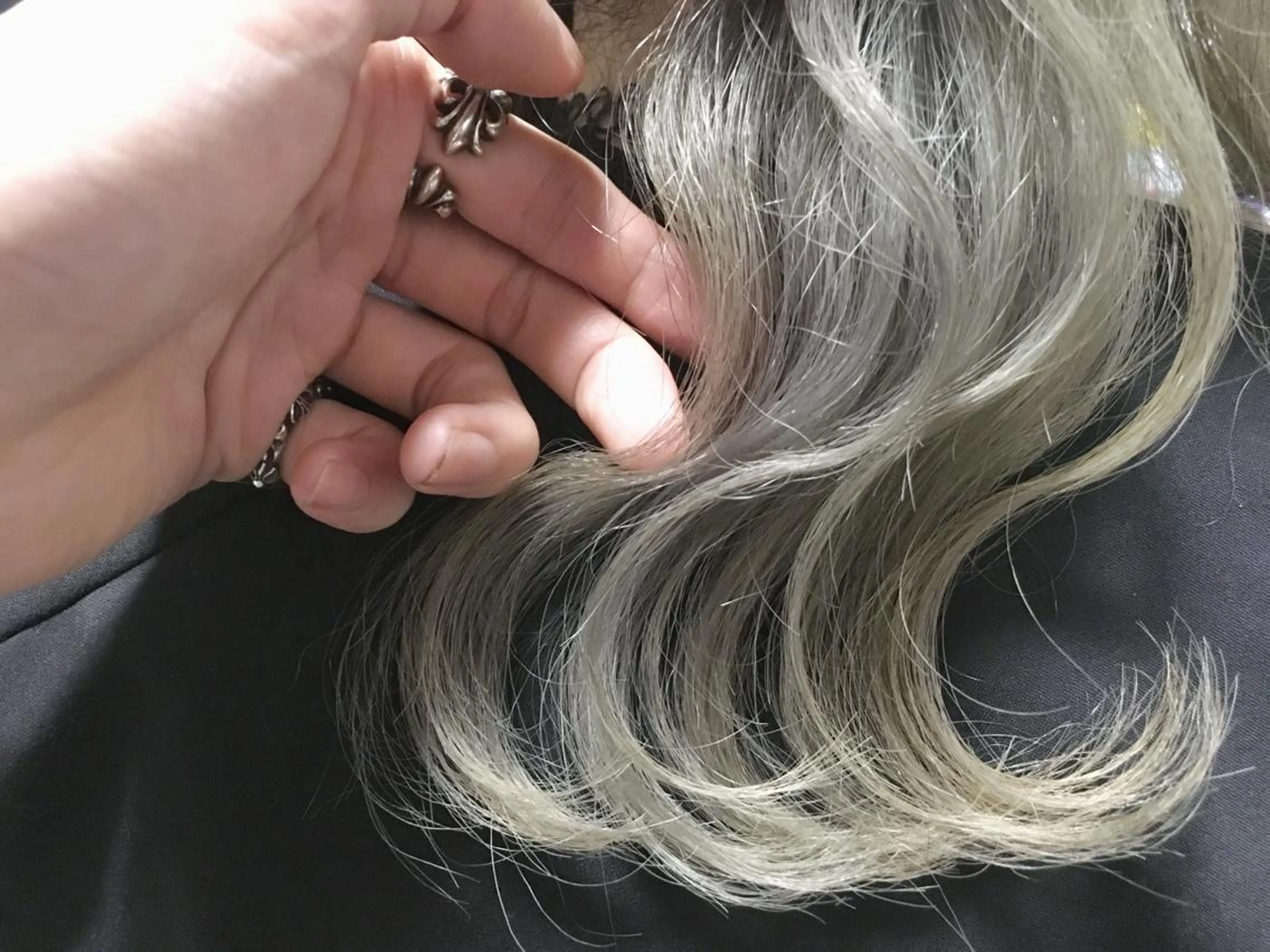 ミディアム カラー アッシュ ホワイトアッシュ due hair 京都駅前店 MILBON オージュア認定サロン【デューヘアー】所属・ハイトーンブリーチ 土坂　由志【京都】のヘアスタイル