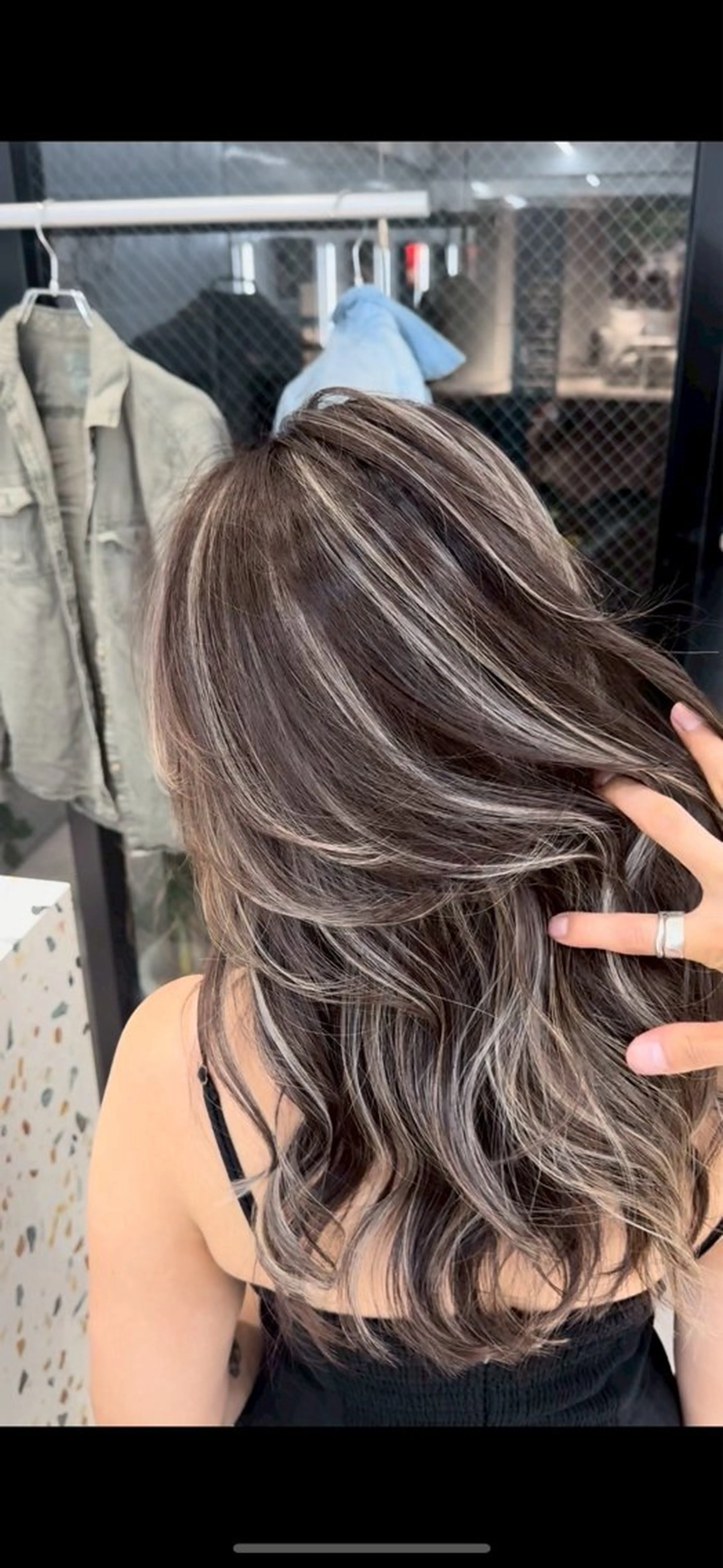 ロング カラー ベージュカラー ブリーチ グレージュ ハイライトカラー ミルクティーベージュ ヘアカラー トリートメント 表参道/ハイライト バレイヤージュのヘアスタイル