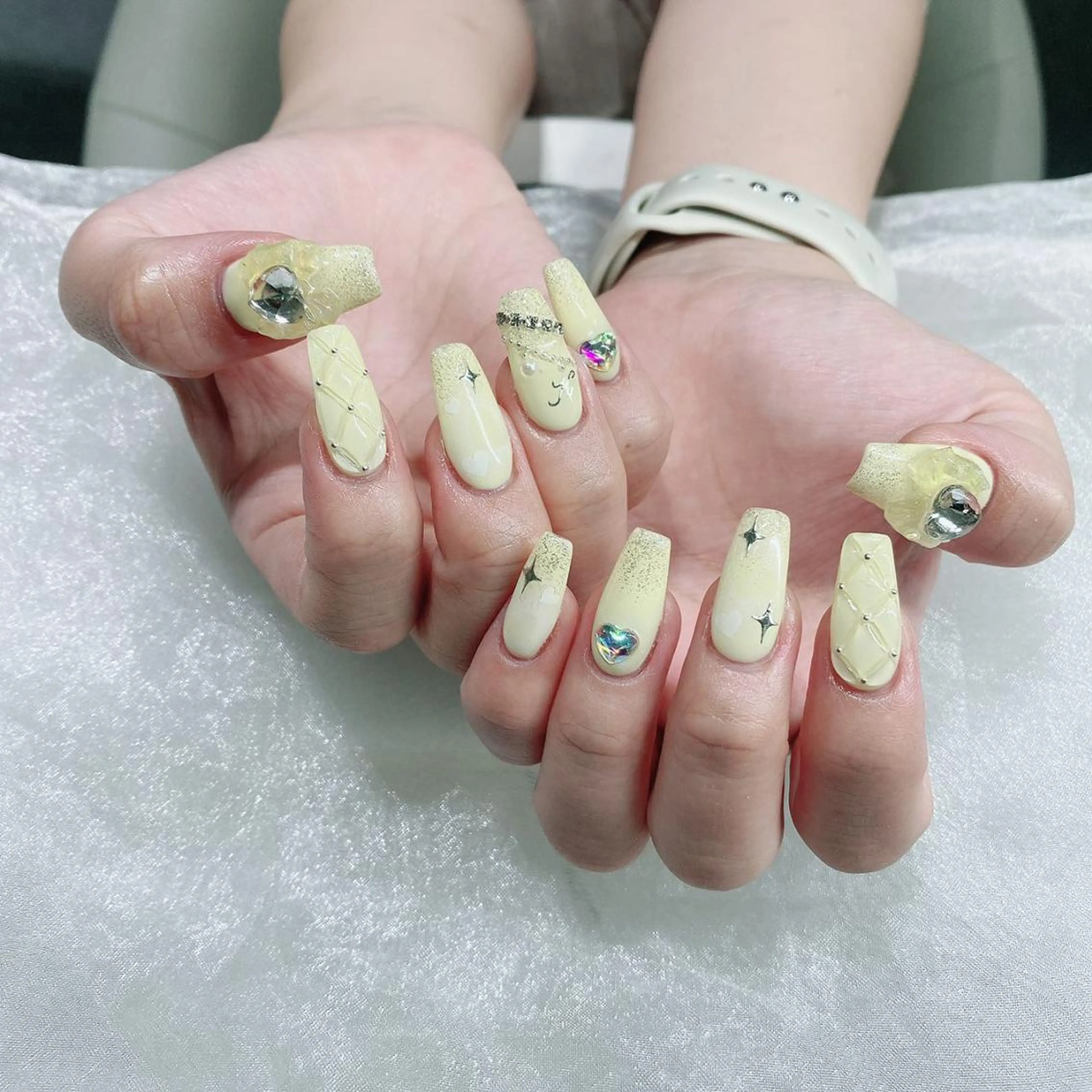 ネイル アートネイル 長さ出し ネイルチップ Queens テイのネイルデザイン