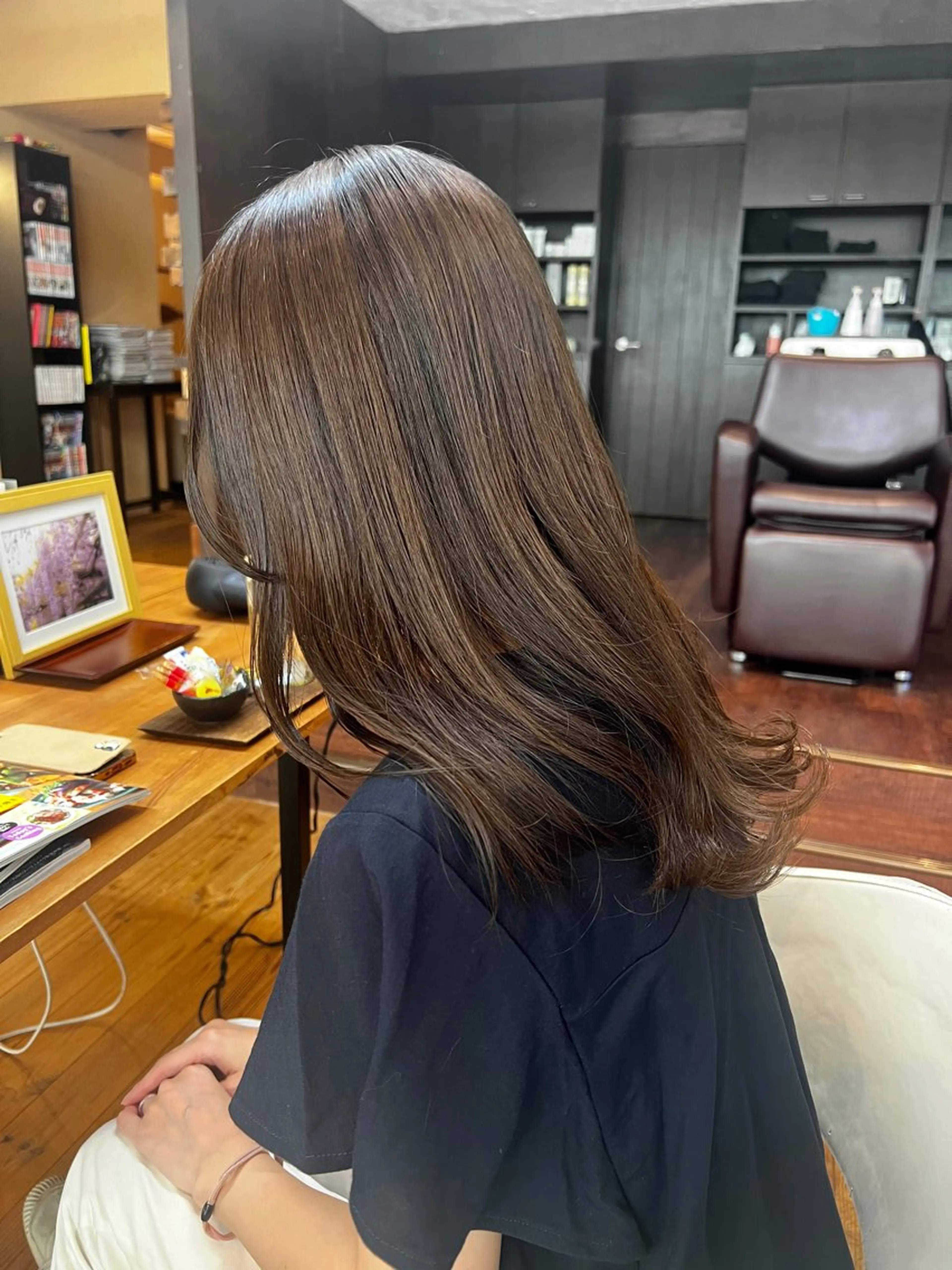 セミロング カラー ベージュカラー 透明感カラー 韓国風カラー 天使の羽バング・フェザーバング ヨシンモリ カット ヘアカラー トリートメント BEACH　HAIR&NAIL所属・両国駅徒歩1分⭐️ アイロン仕上げのヘアスタイル