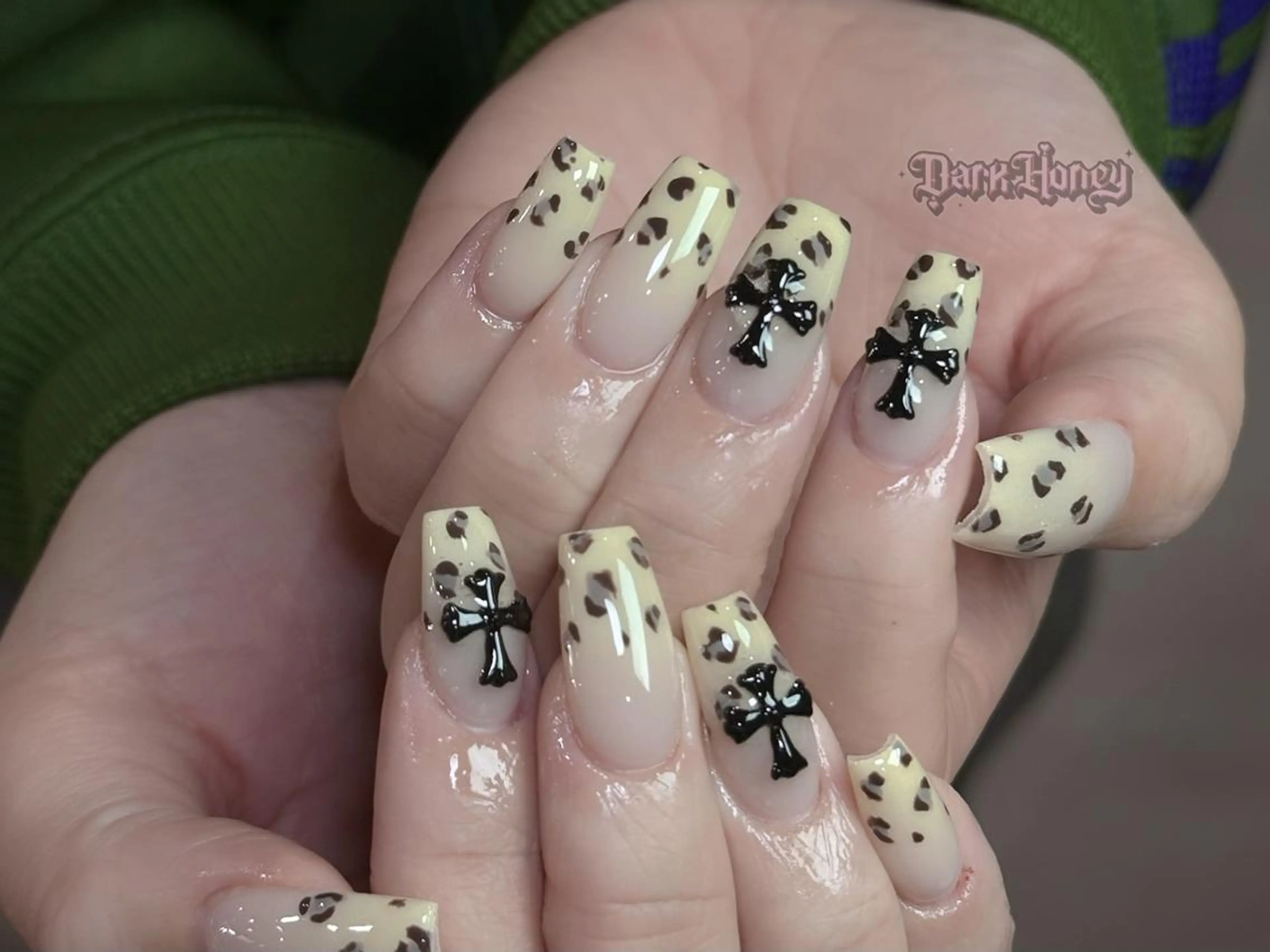 ネイル ハンドネイル Dark Honey Susuのネイルデザイン