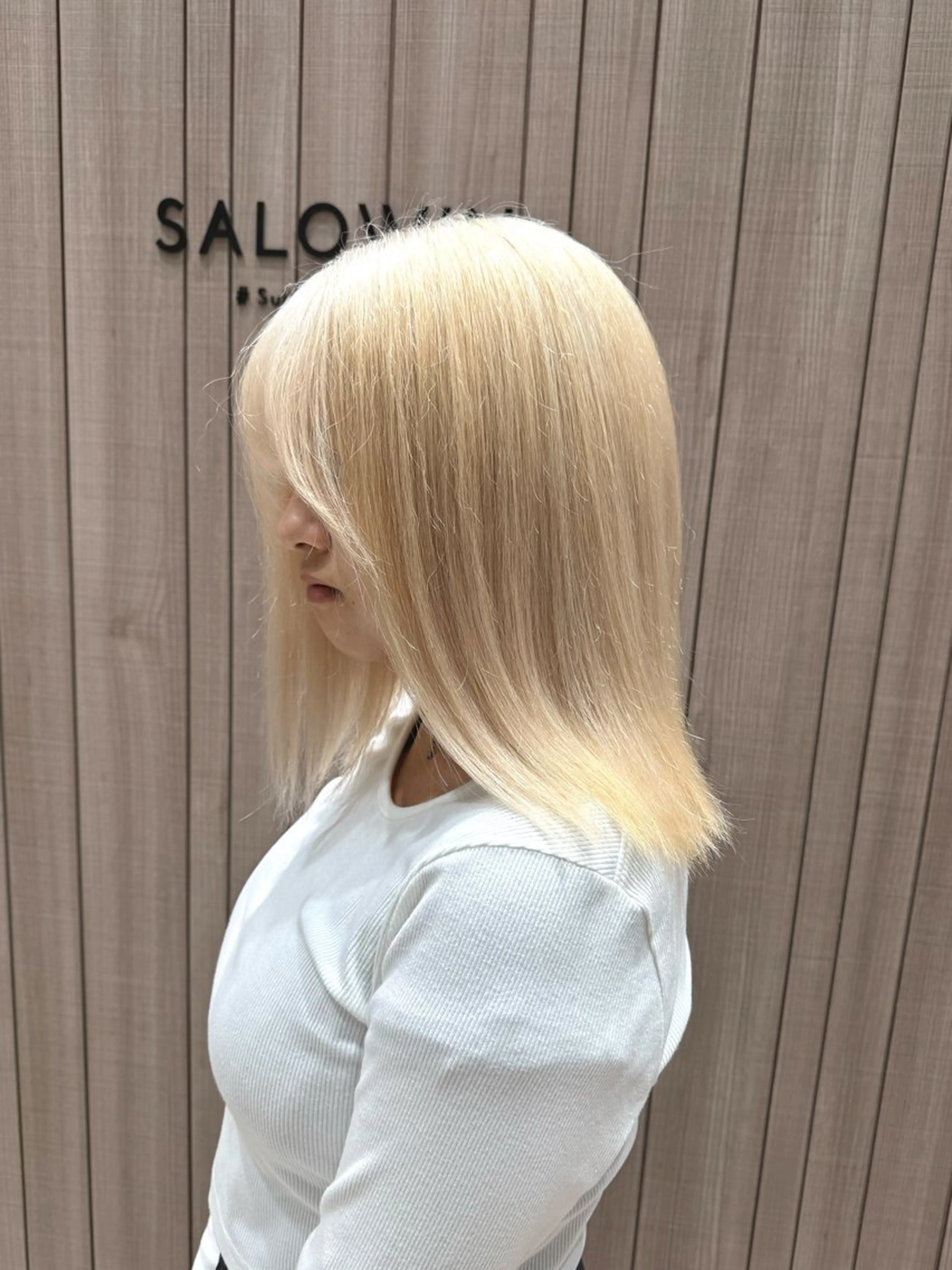 ミディアム カラー ヘアアレンジ ブリーチ ブロンド ケアブリーチ 透明感カラー ホワイトブロンド カット ヘアカラー SALOWIN京都河原町Suite店所属・外国人風レイヤー/ ハイトーンSHUのヘアスタイル