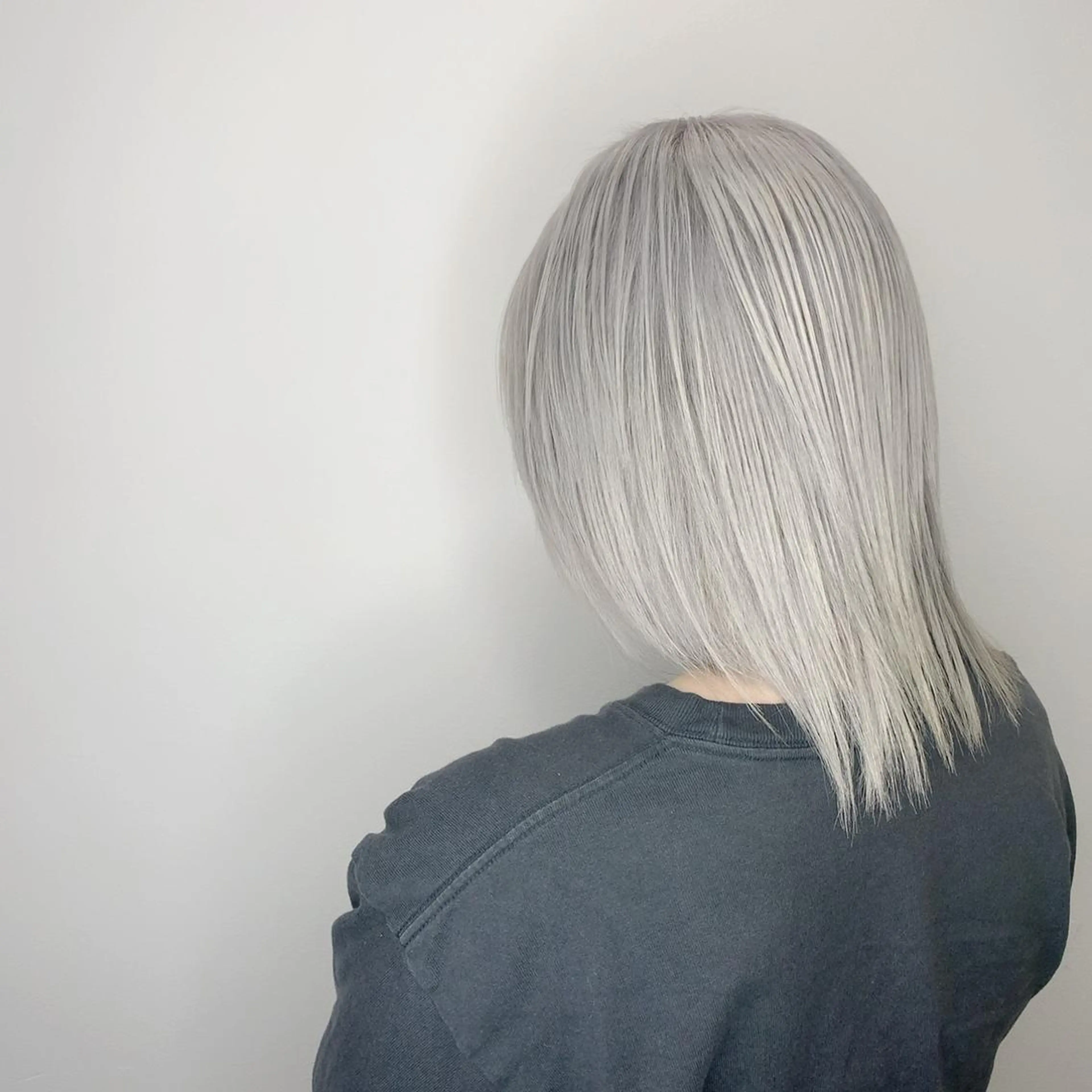 ミディアム カラー シルバー ホワイトシルバー 艶髪クリエイター🪽 秋田 聖也のヘアスタイル