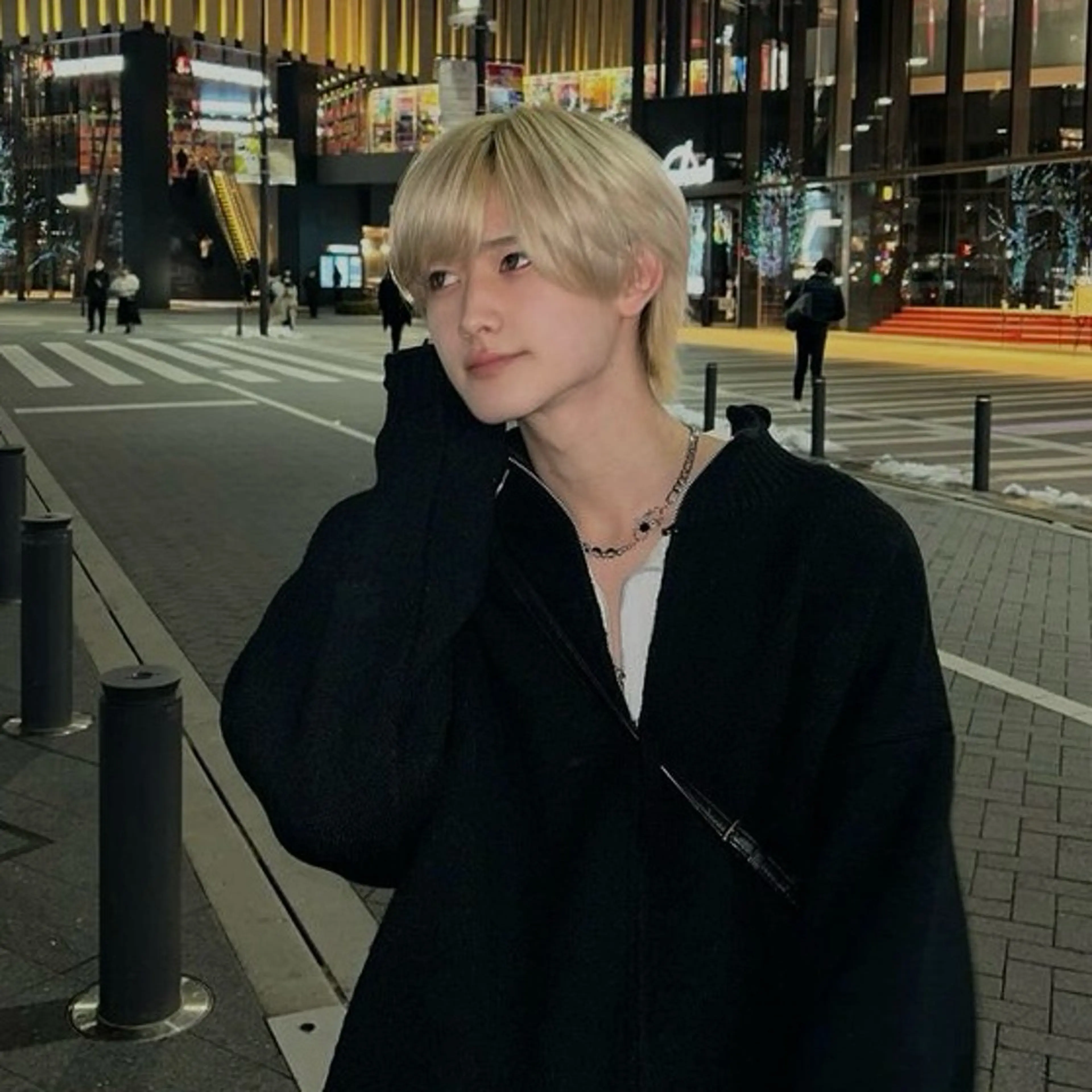 ミディアム カラー メンズ ミディアムパーマ メンズブリーチ センターパート ダウンパーマ メンズハイトーン カット ヘアカラー RACCOON.TOKYO 渋谷店所属・メンズカット特化🐺 ウルフ[店長]置塩祥のヘアスタイル