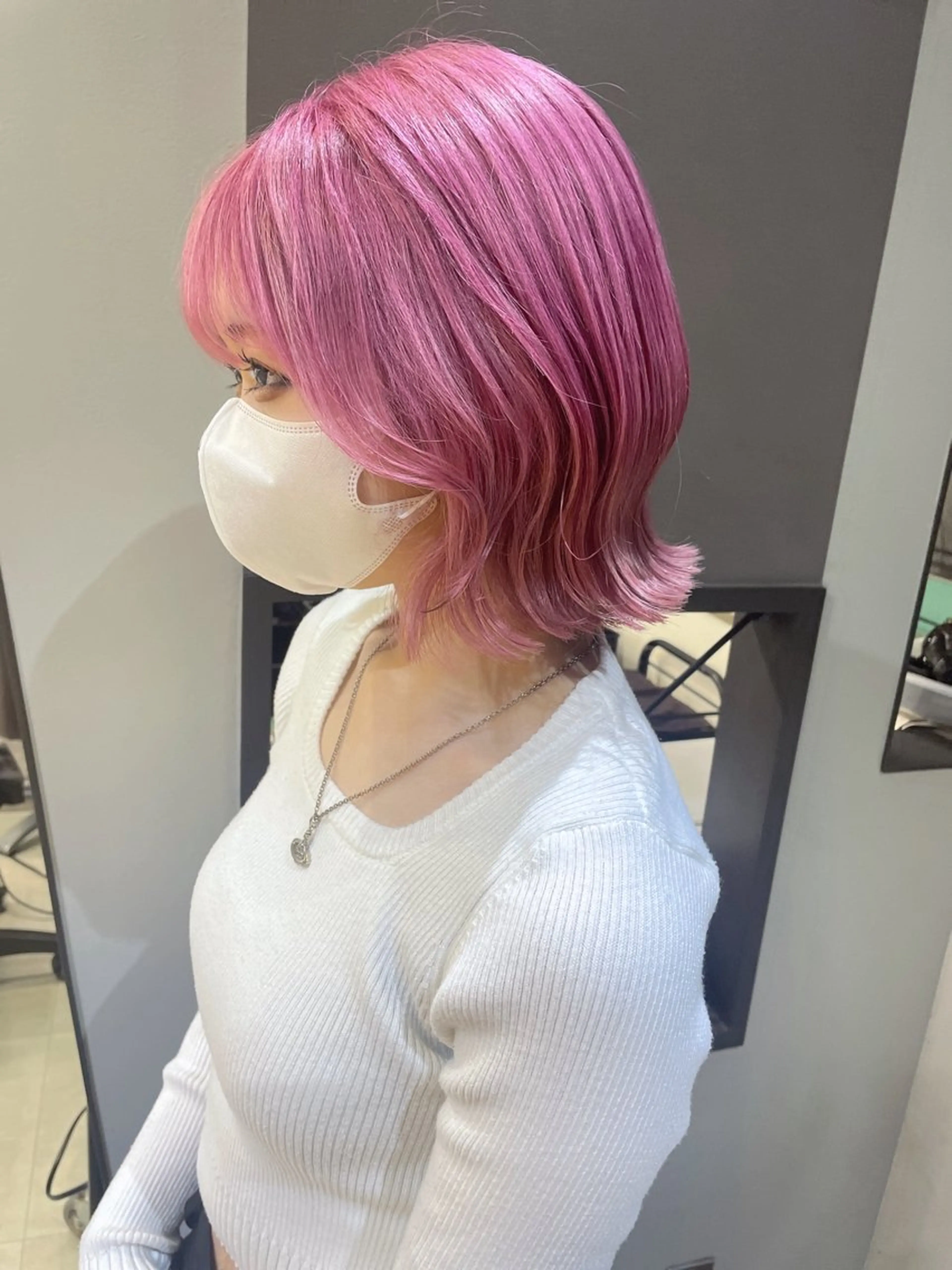 ショート カラー ピンクカラー AIRI layer cut hairのヘアスタイル