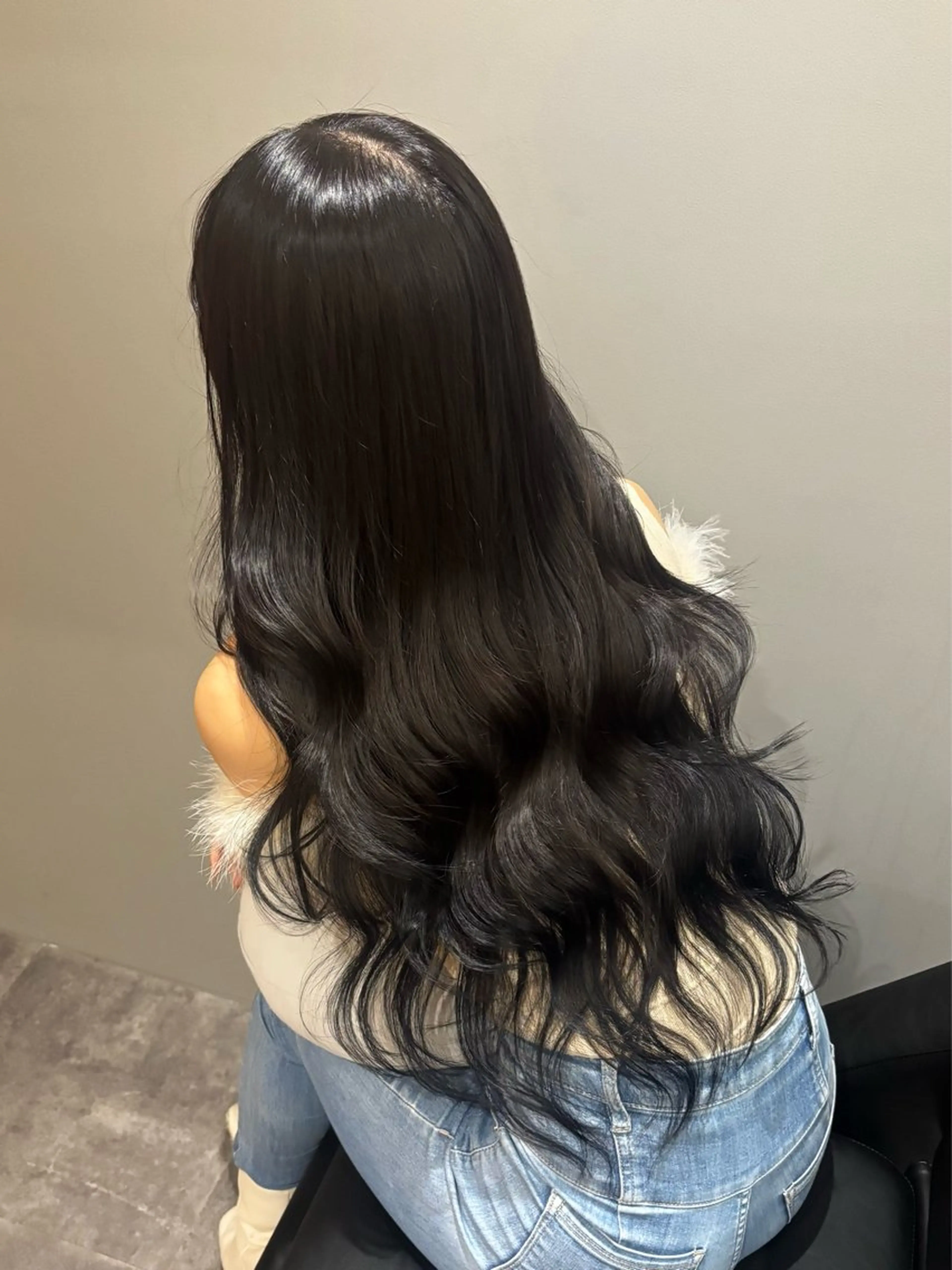 ロング シオン/艶髪/ 暗髪カラーのヘアスタイル