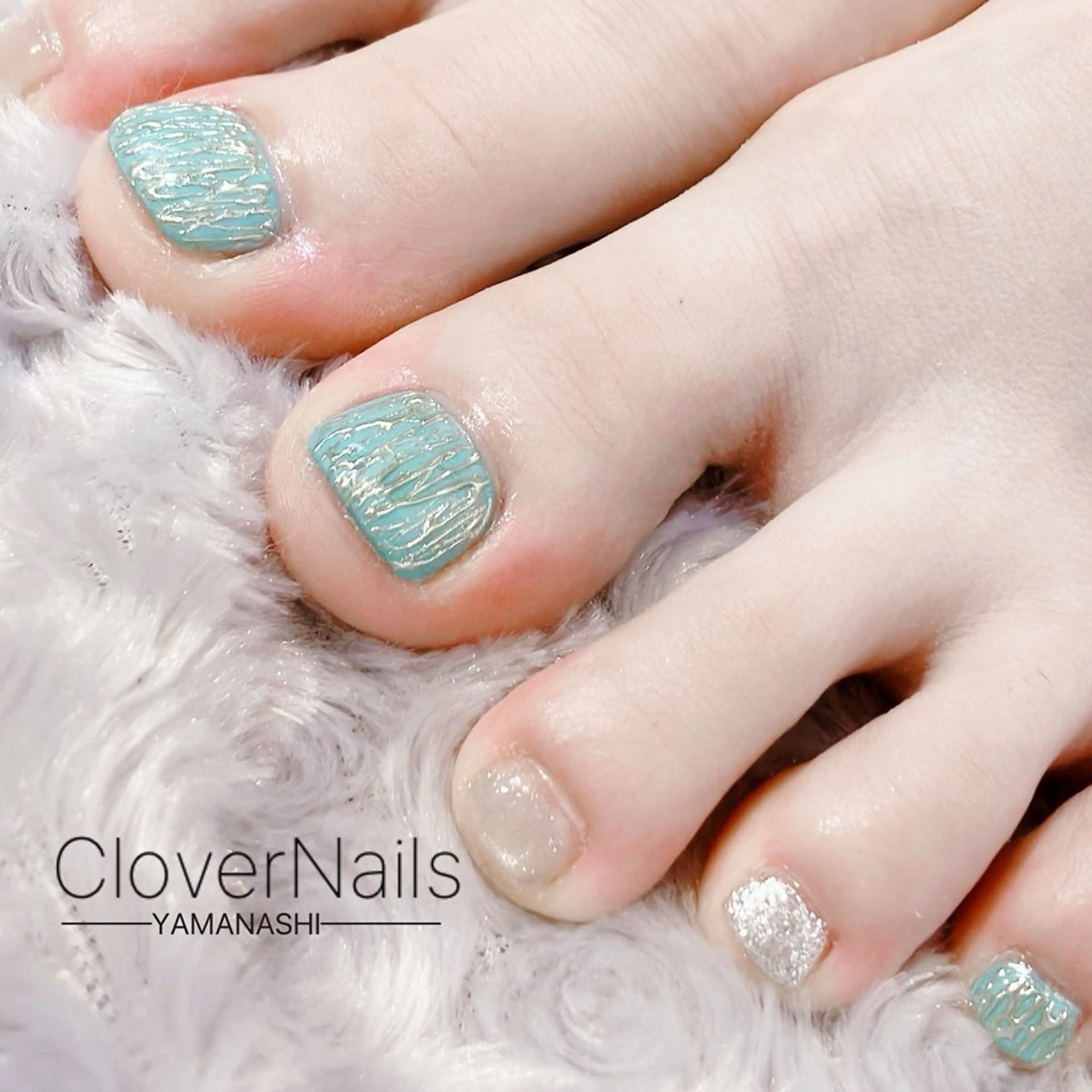 ネイル ブルー フットネイル キラキラネイル ラメ(グリッター) マグネットネイル フットネイル 自宅ネイルサロン クロバーネイルのネイルデザイン