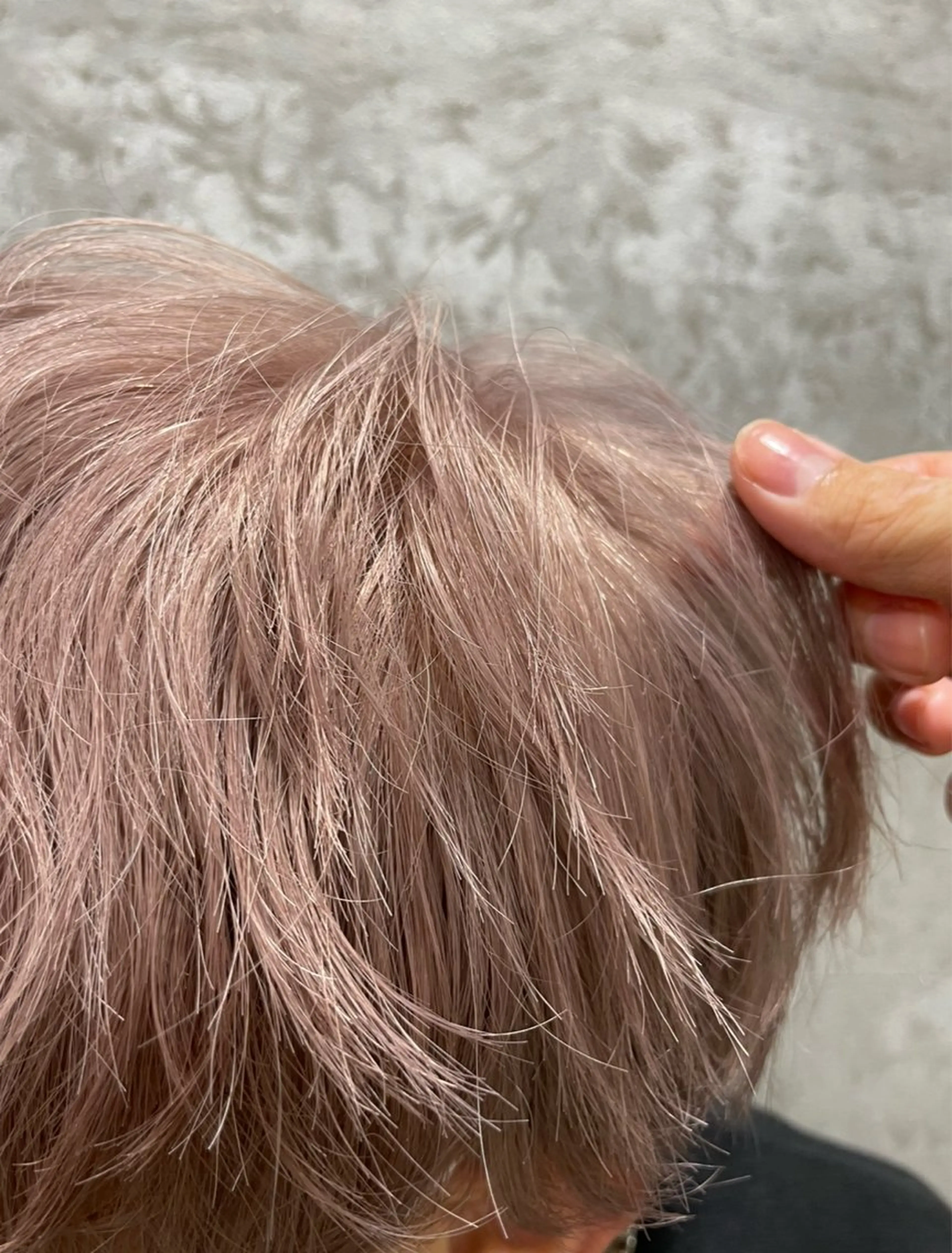 ショート カラー ベージュカラー ブリーチ ピンクカラー ピンクベージュ カット ヘアカラー ARMONY表参道店所属・韓国風レイヤーカラー ライムのヘアスタイル