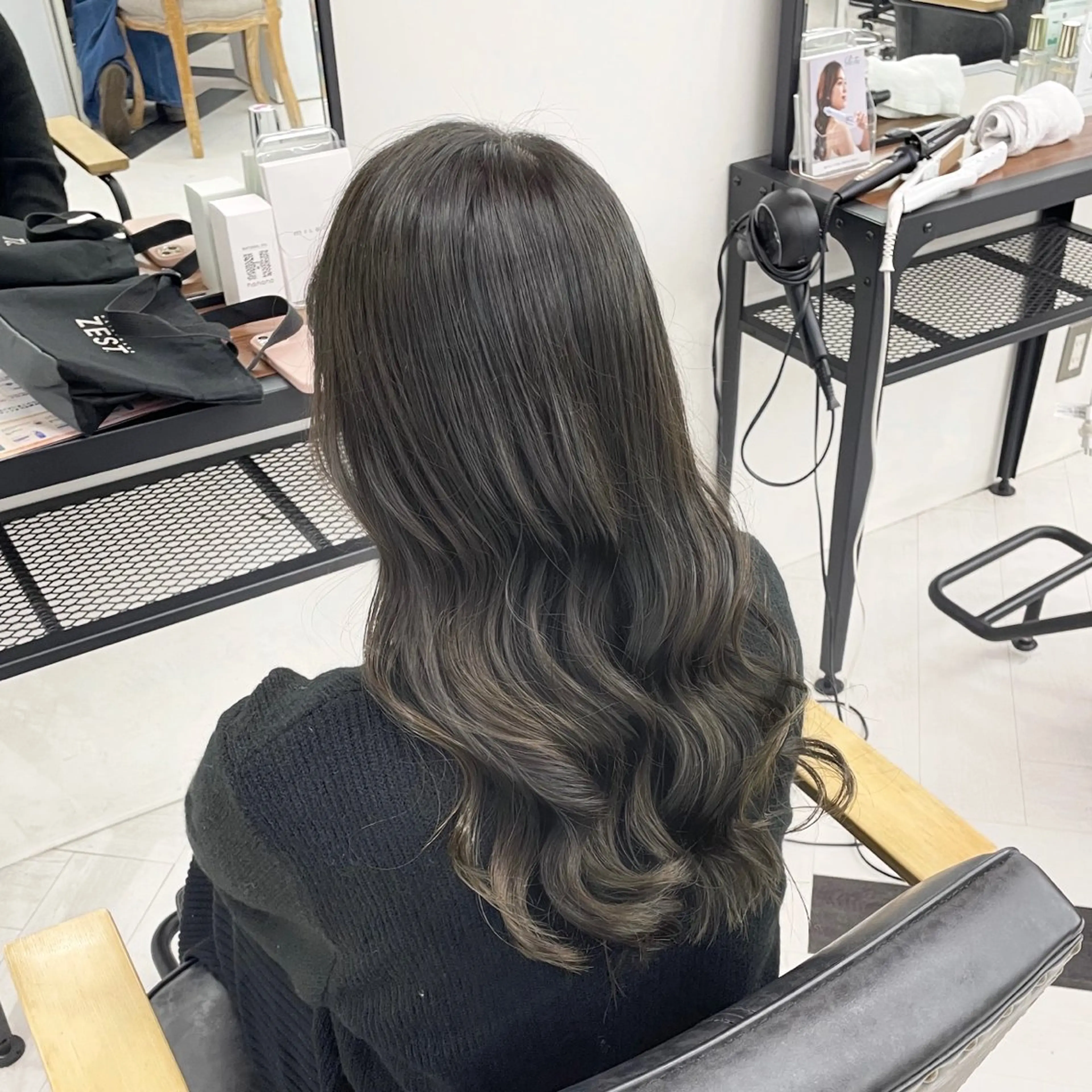 ロング カラー パーマ ヘアアレンジ メンズ グレージュ オリーブグレージュ オリーブグレー トリートメント mona/ ストレートスタイル✨のヘアスタイル