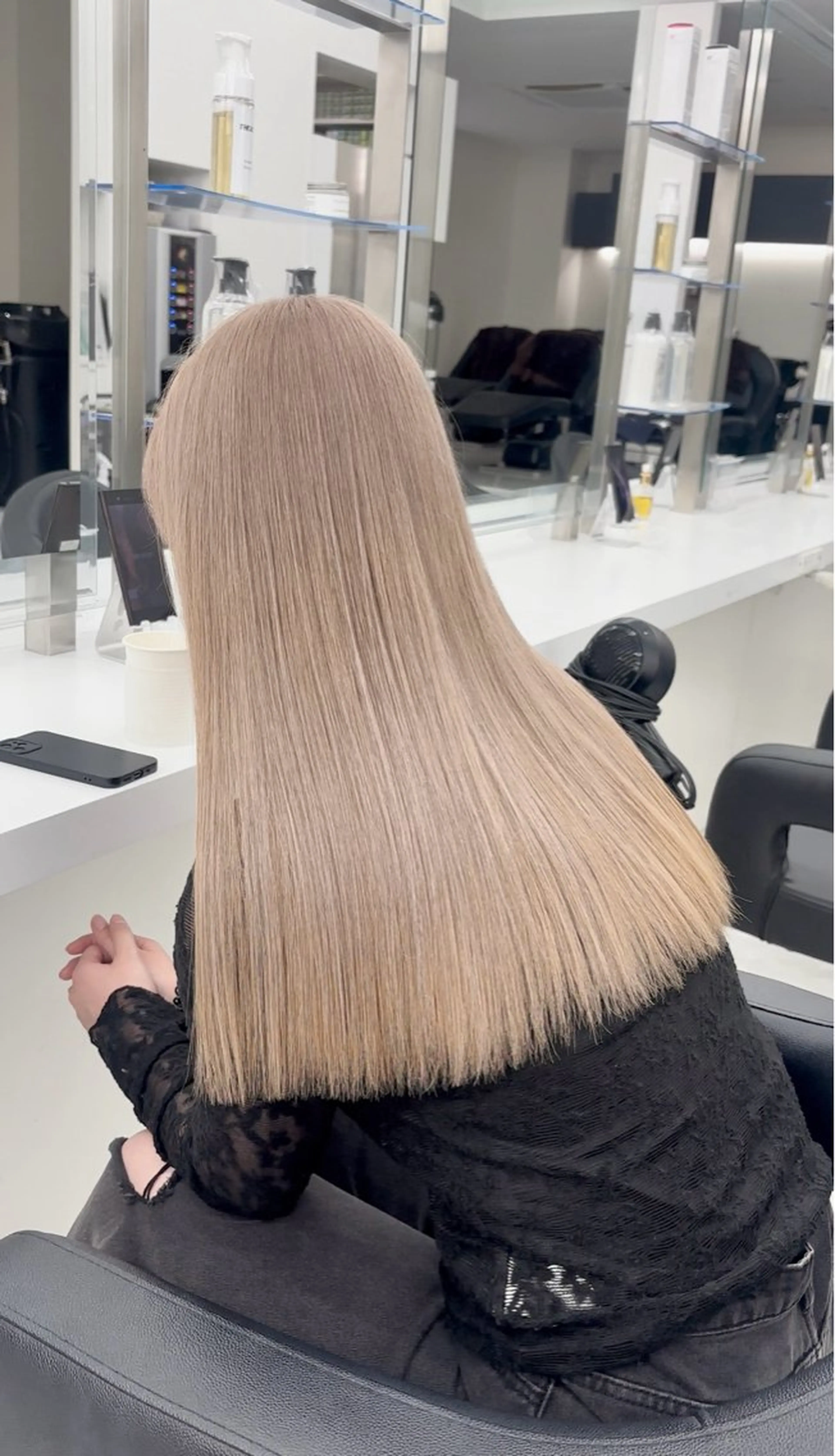 ロング カラー 🖤ハイトーン× レイヤー🖤SARAのヘアスタイル