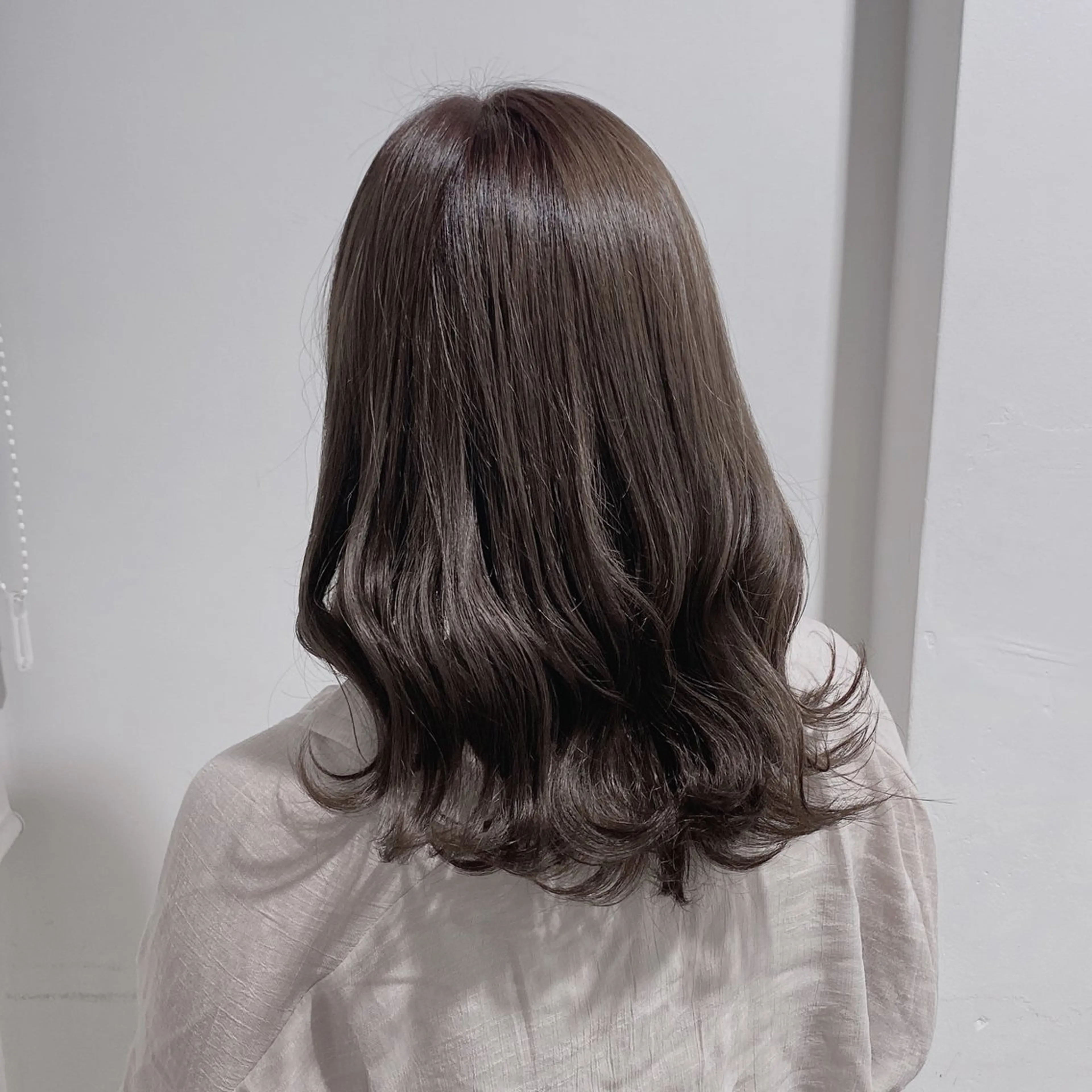 セミロング カラー ヘアカラー トリートメント 韓国レイヤー🕊️ 柔らかベージュ🧸のヘアスタイル