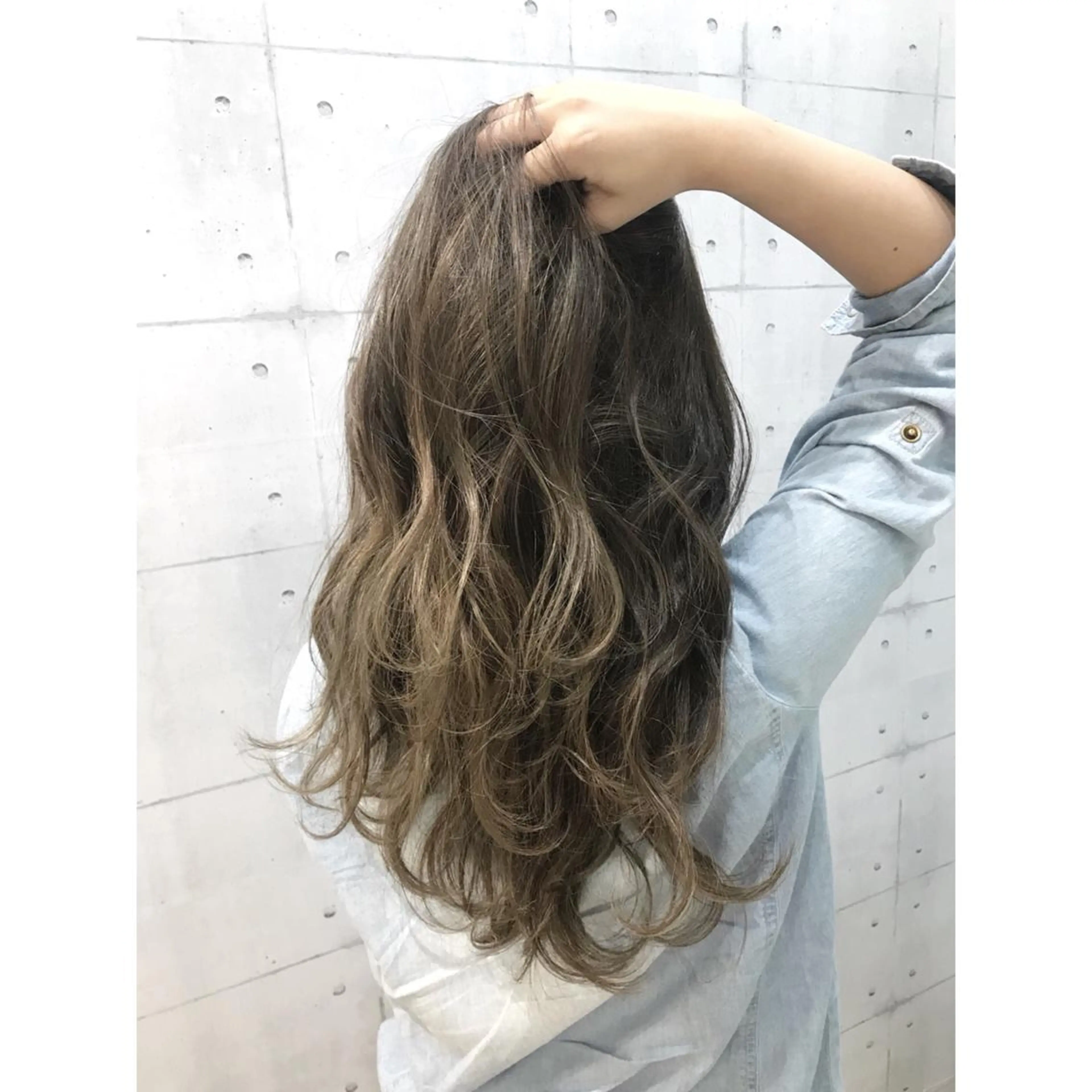 ロング カラー ベージュカラー ハイライトカラー オリーブベージュ ハイライト 高木 麻知子のヘアスタイル