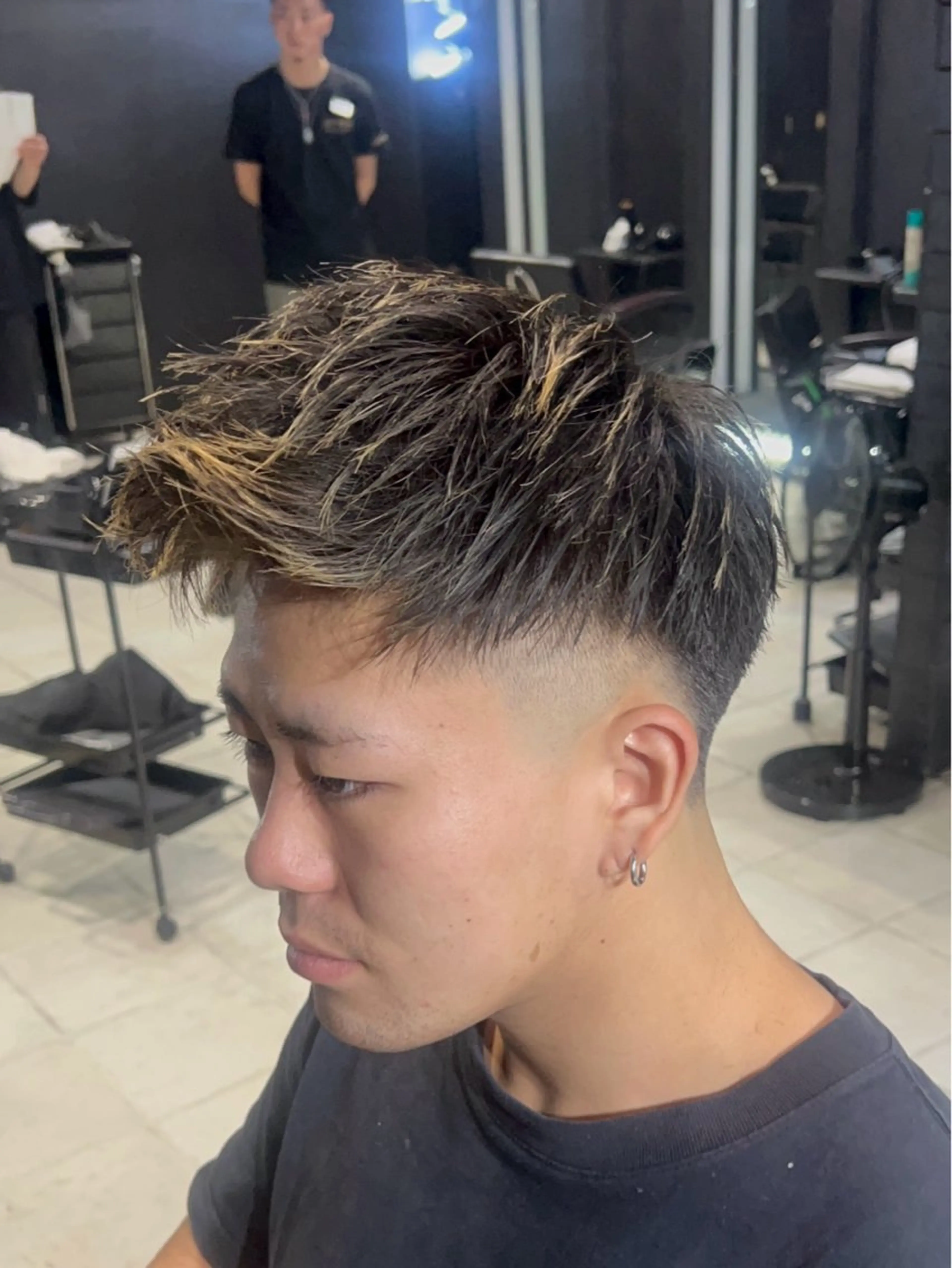 ショート メンズ フェードカット モヒカン スキンフェード ショートヘア 【フェザーパーマ】 【縮毛矯正】鶴田文のヘアスタイル